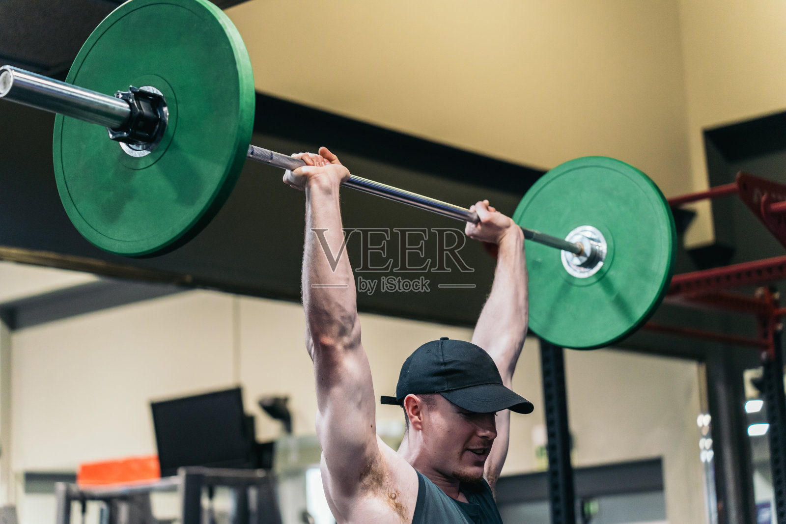 红发运动员，双臂伸展，做肩推。照片摄影图片