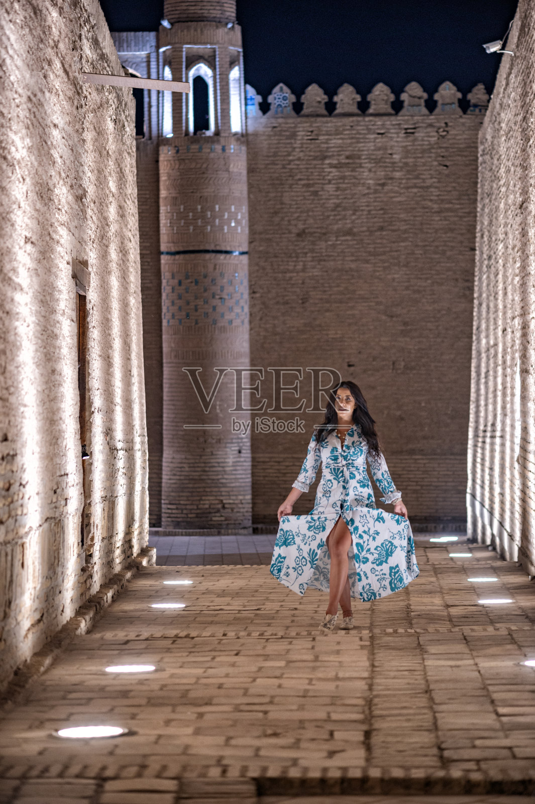 希瓦，一位漫步在老城的女士照片摄影图片