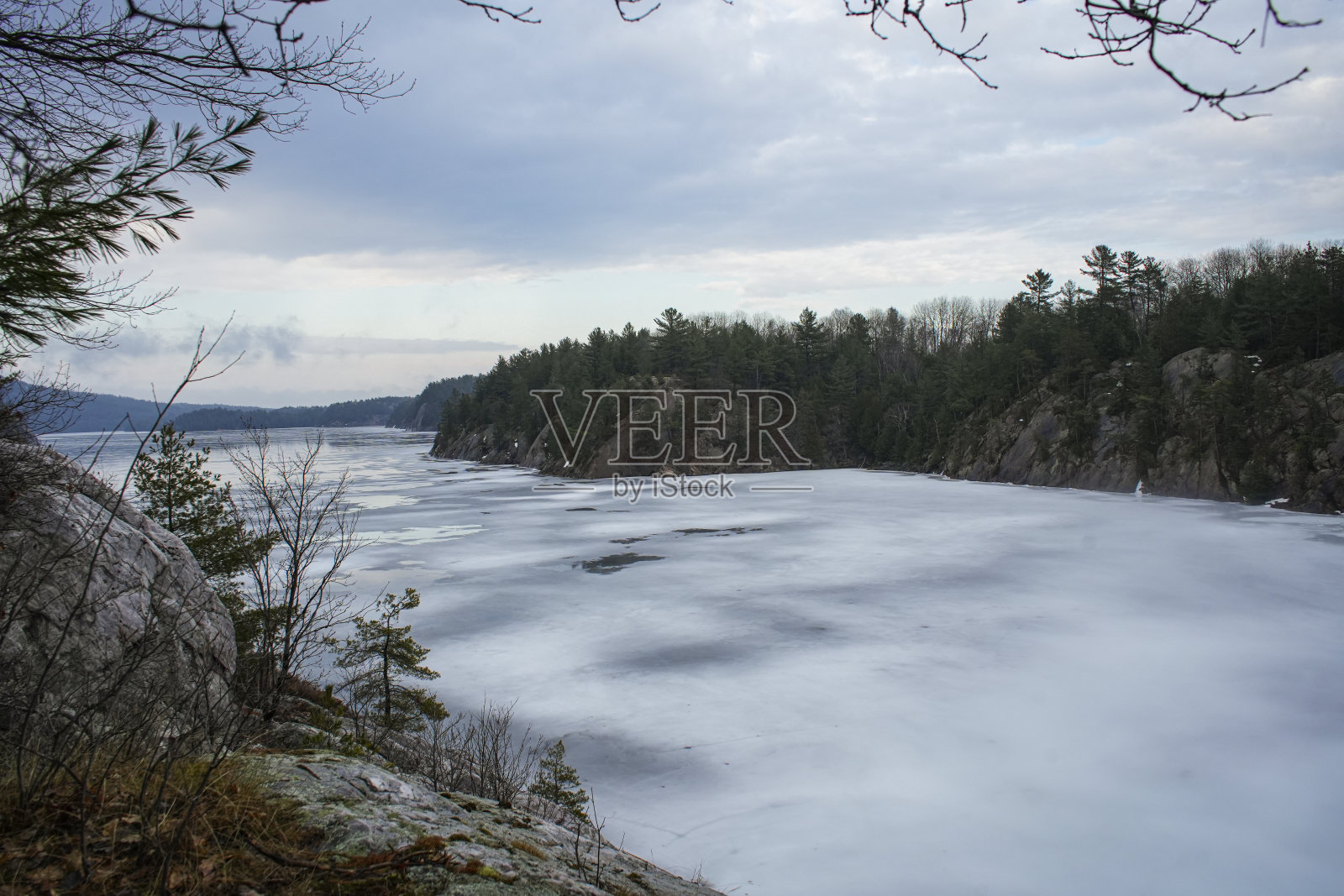 基拉尼省立公园2024年3月-从上面看平静的湖照片摄影图片