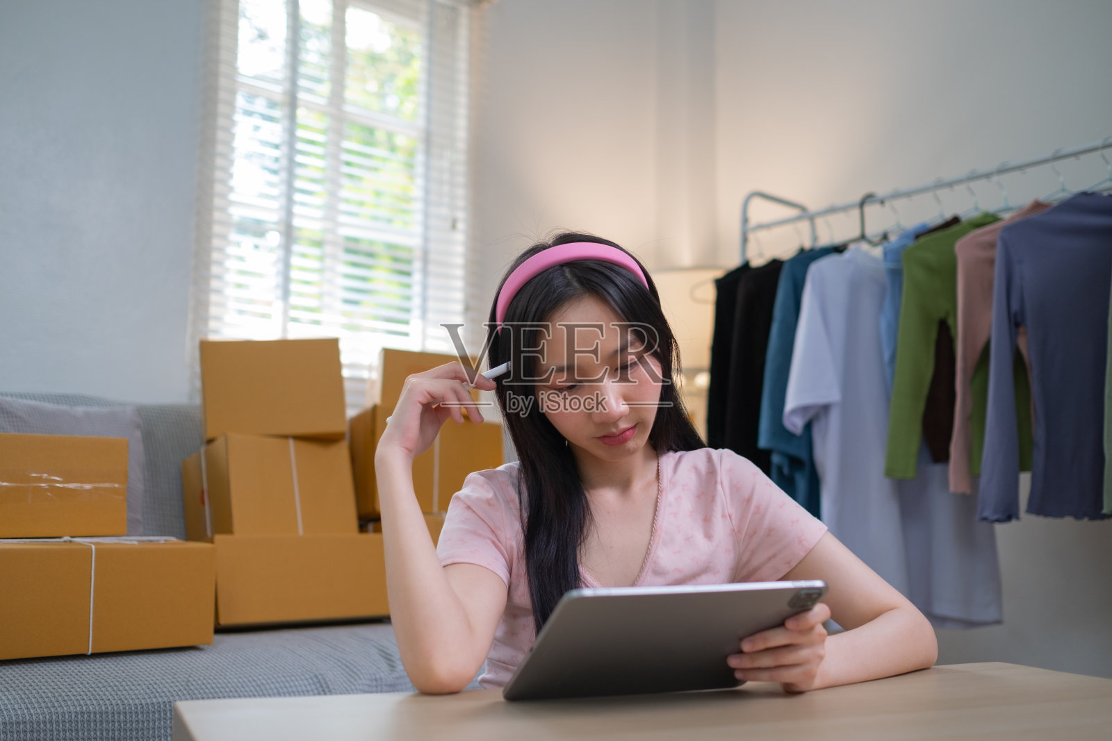 年轻漂亮的亚洲女性女性自由职业者在网上销售产品互联网网上商店照片摄影图片