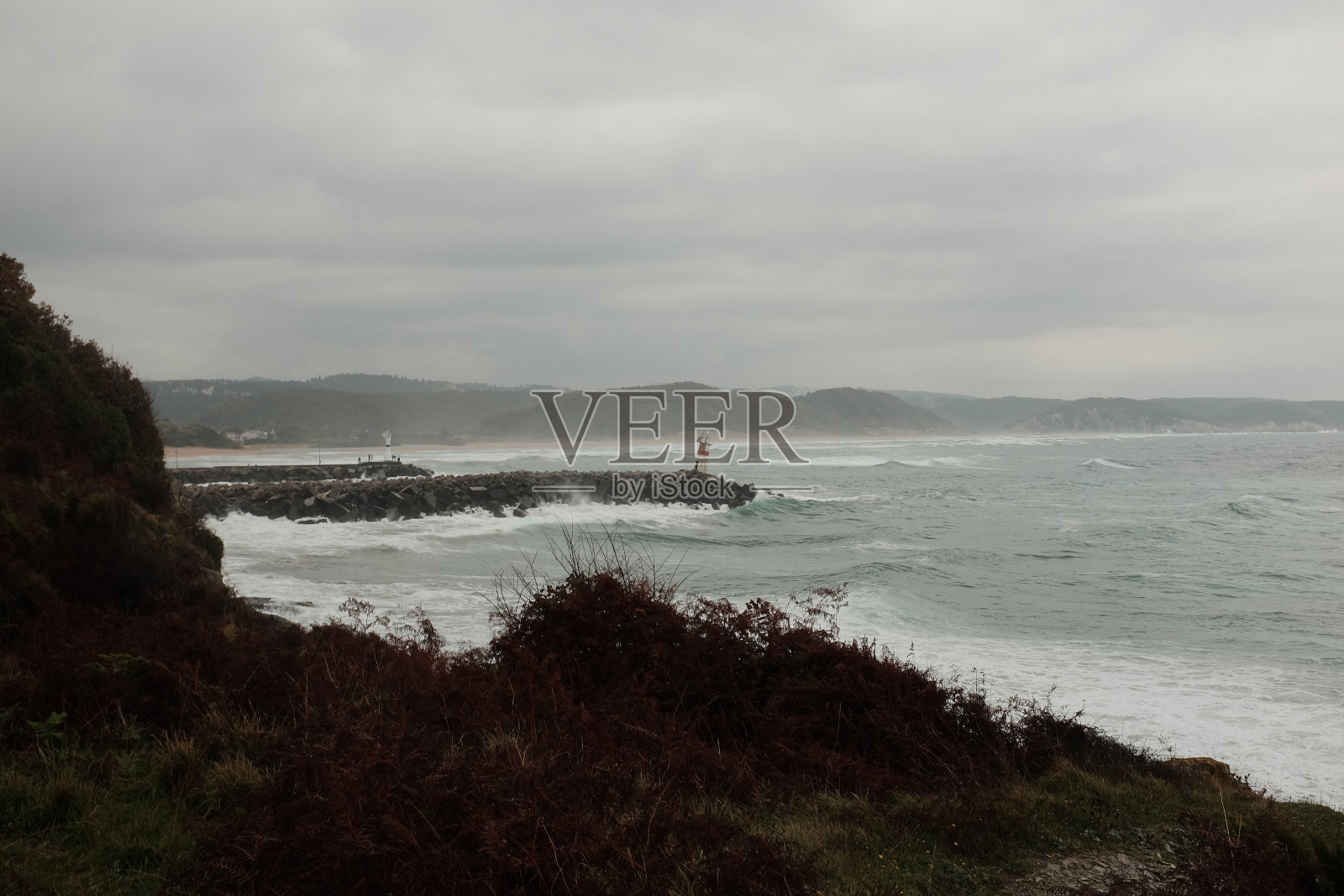 从远处看灯塔照片摄影图片