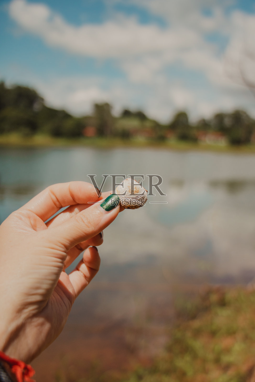 在大自然中抱着贝壳的人照片摄影图片