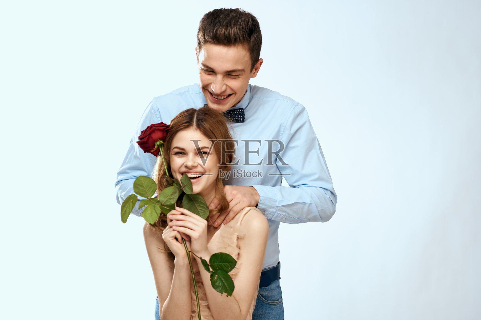 男人送女人玫瑰关系魅力生活方式拥抱生活方式照片摄影图片