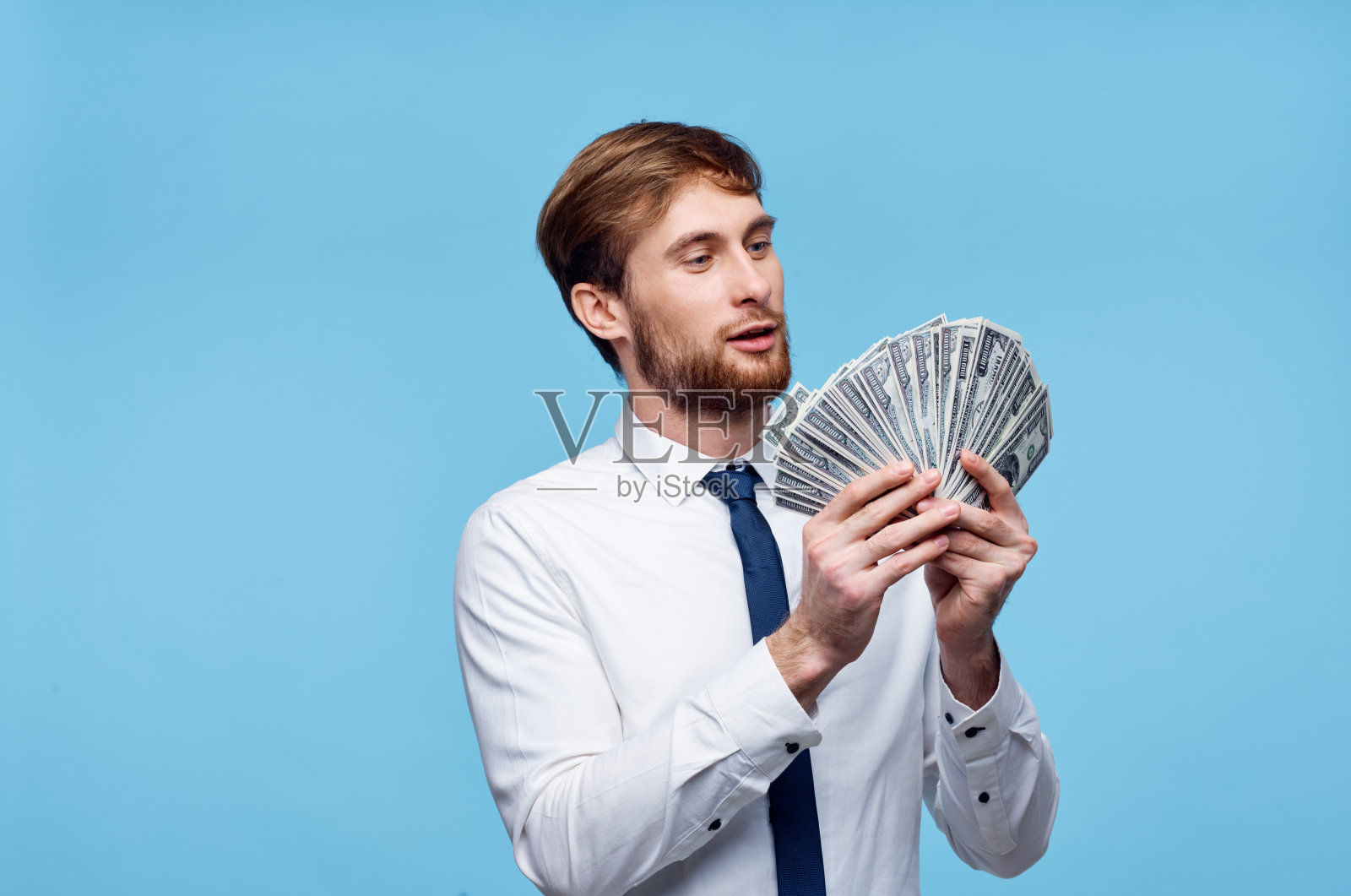 商务男士衬衫系领带金钱理财乐趣照片摄影图片