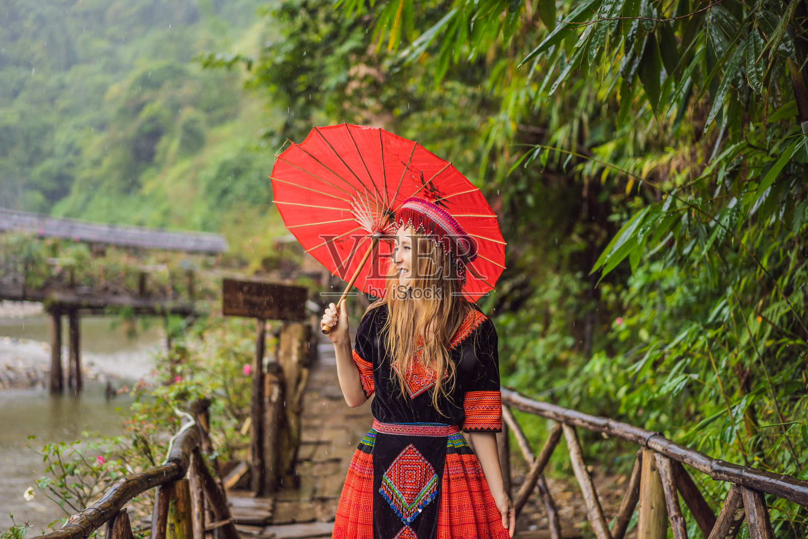一位女游客穿着越南山区苗族居民的传统服装。越南西北部雾中的萨帕女人。越南旅游概念。联合国教科文组织的遗产。越南在隔离冠状病毒后开放旅游照片摄影图片