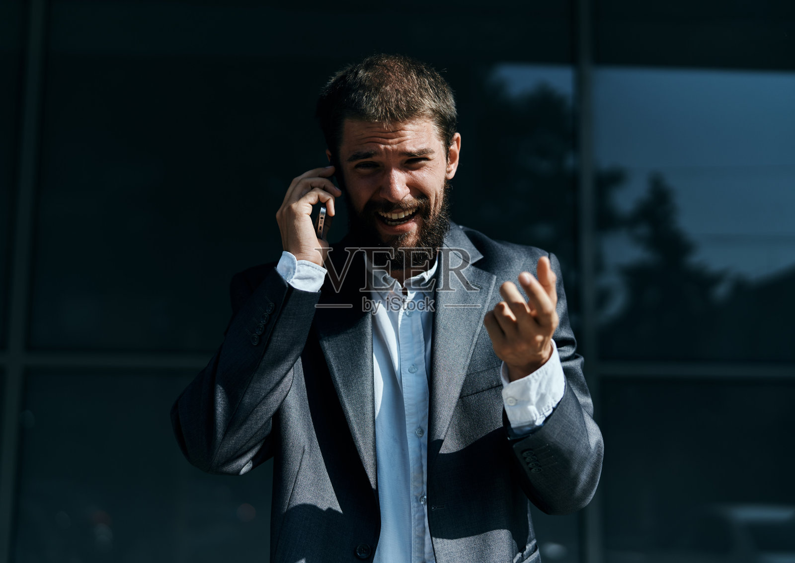 商务人士在户外电话交流情感，经理生活方式照片摄影图片