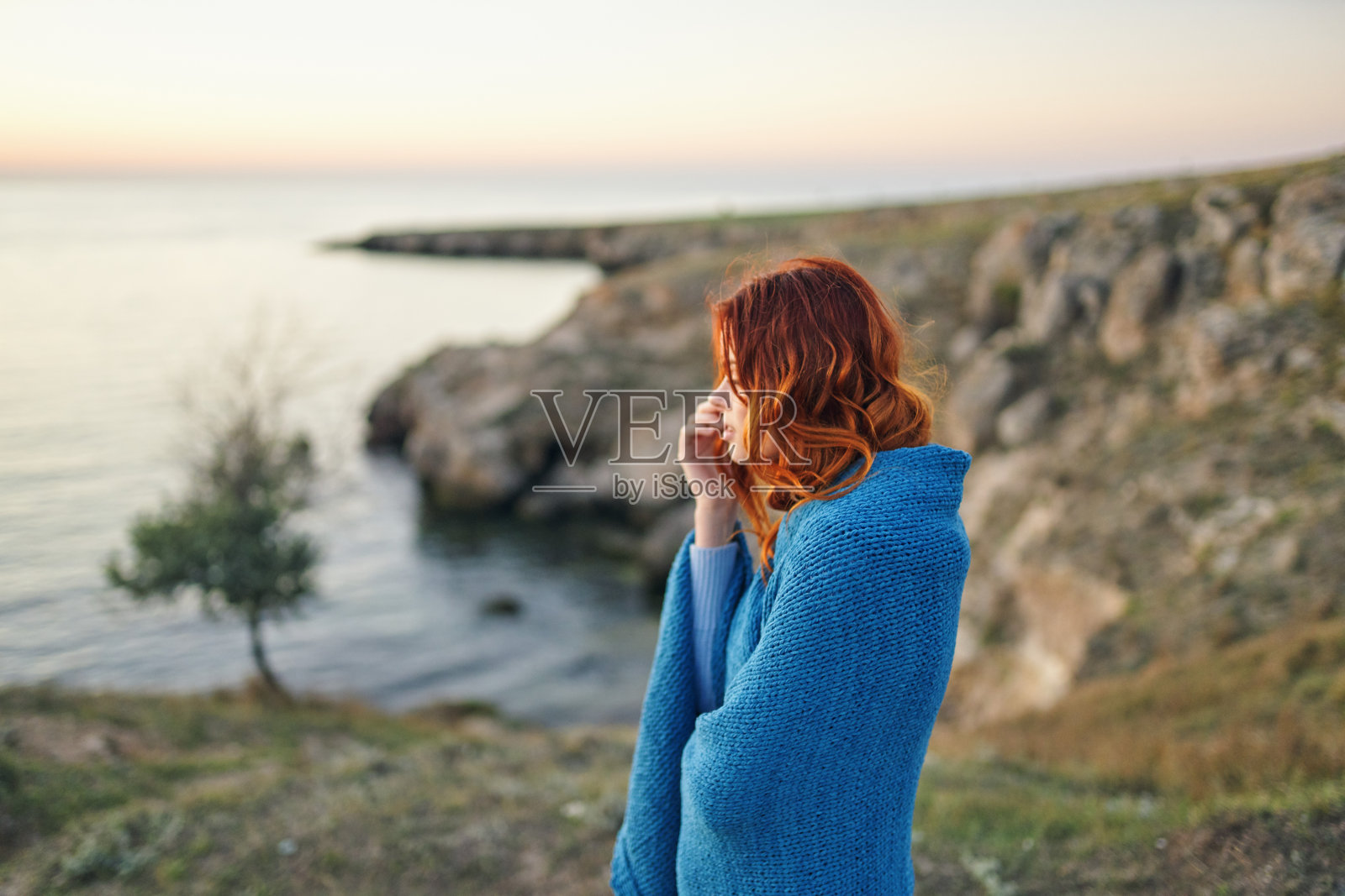 女人在山上自然河流自然新鲜空气凉爽照片摄影图片