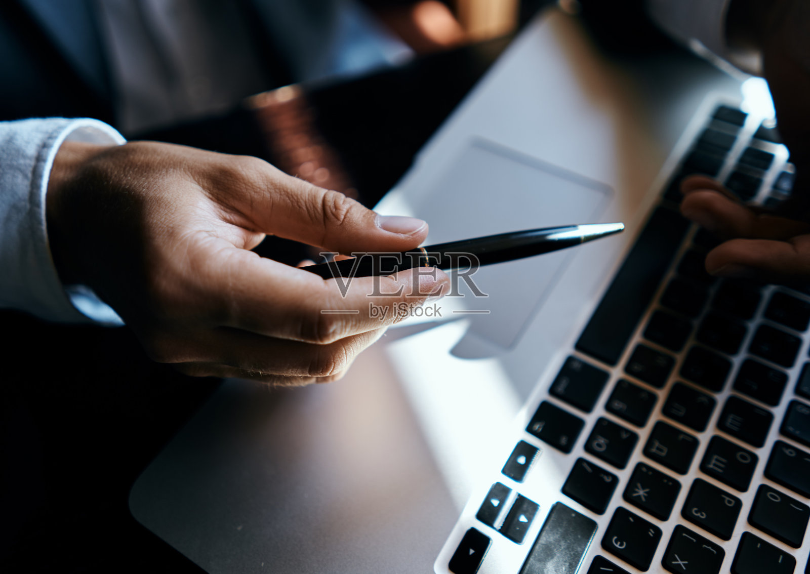 笔记本电脑在桌子上的女商人与一支笔的技术通信官员照片摄影图片