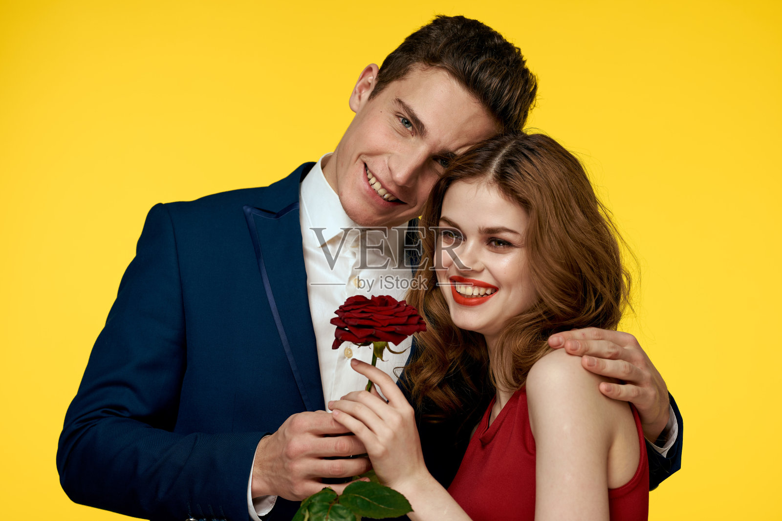 热恋男女配红玫瑰经典服装红裙模型照片摄影图片