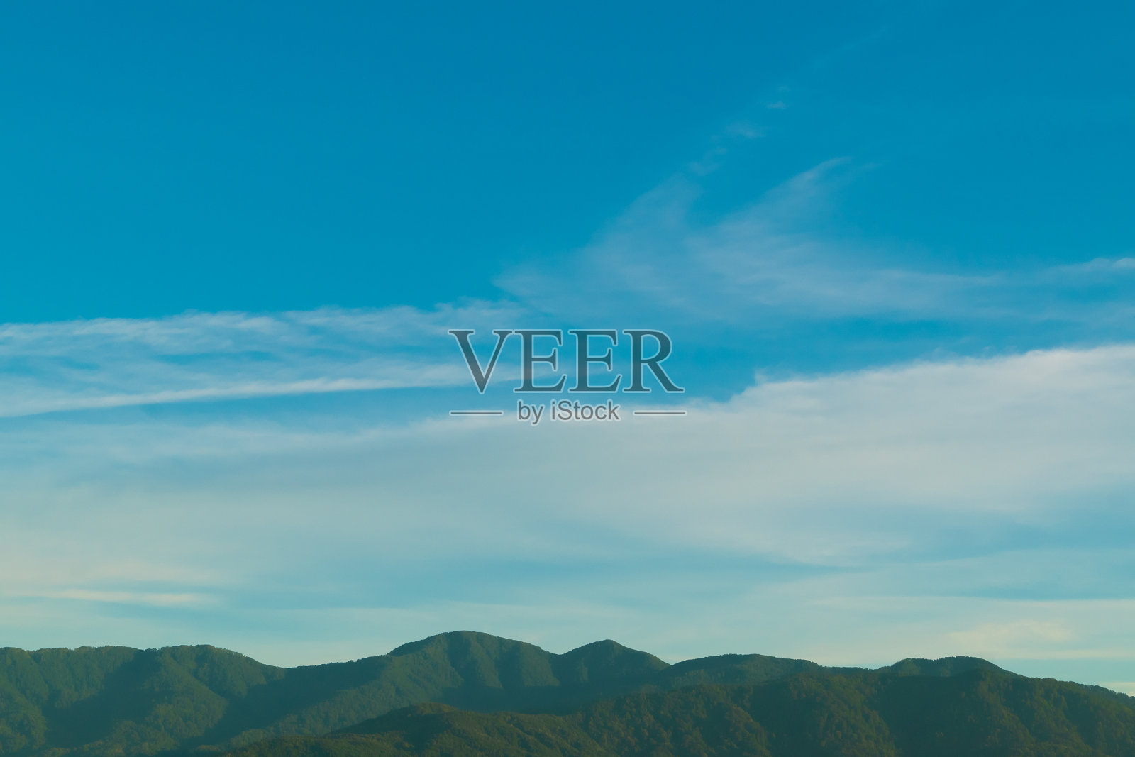 山峰和蓝天。自然背景。山的风景。照片摄影图片