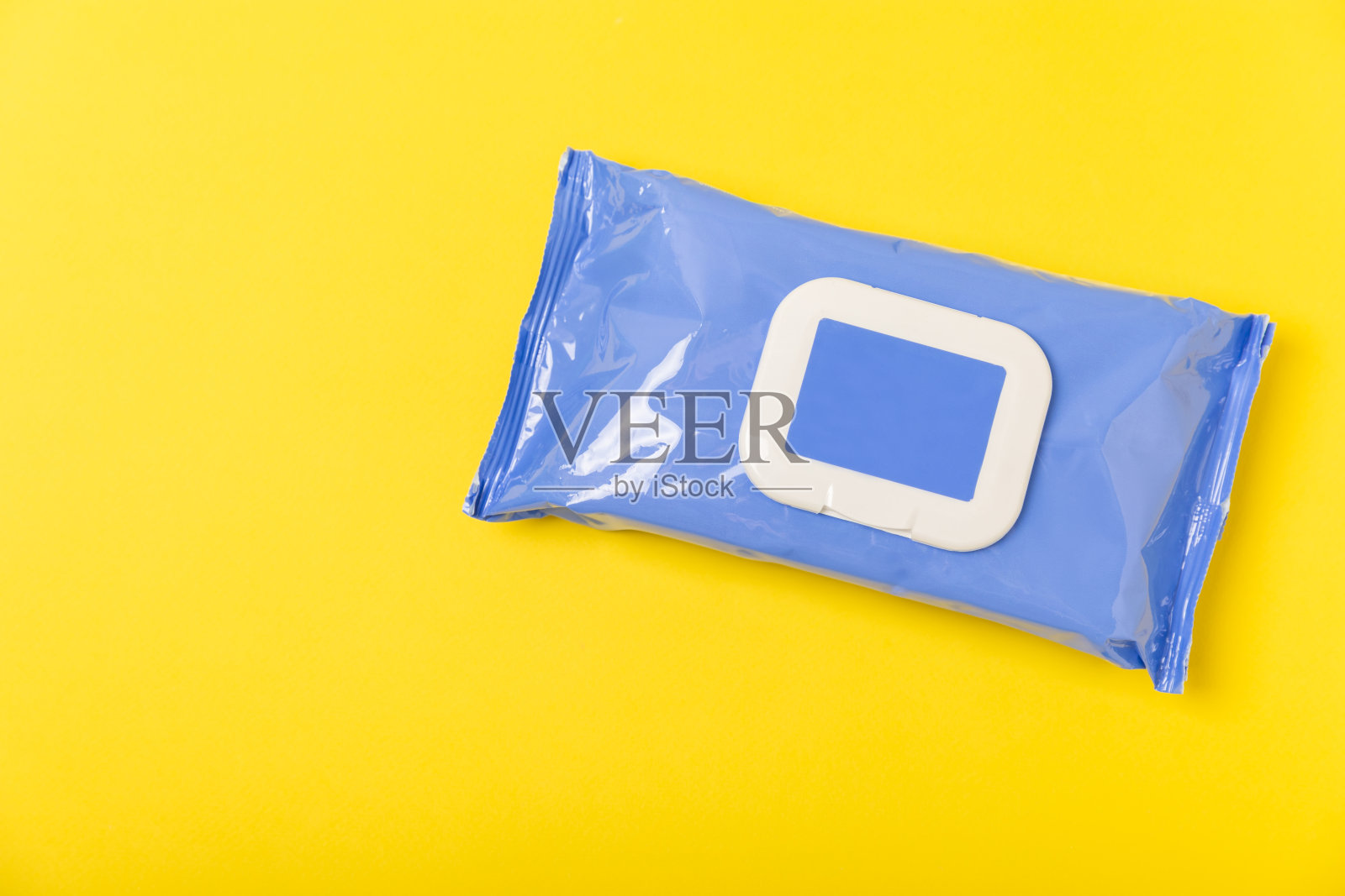 背景上湿纸巾的包装。一包打开的手和身体湿巾。模型。一包干净的湿纸巾。设计。放文字的地方。副本的空间。照片摄影图片