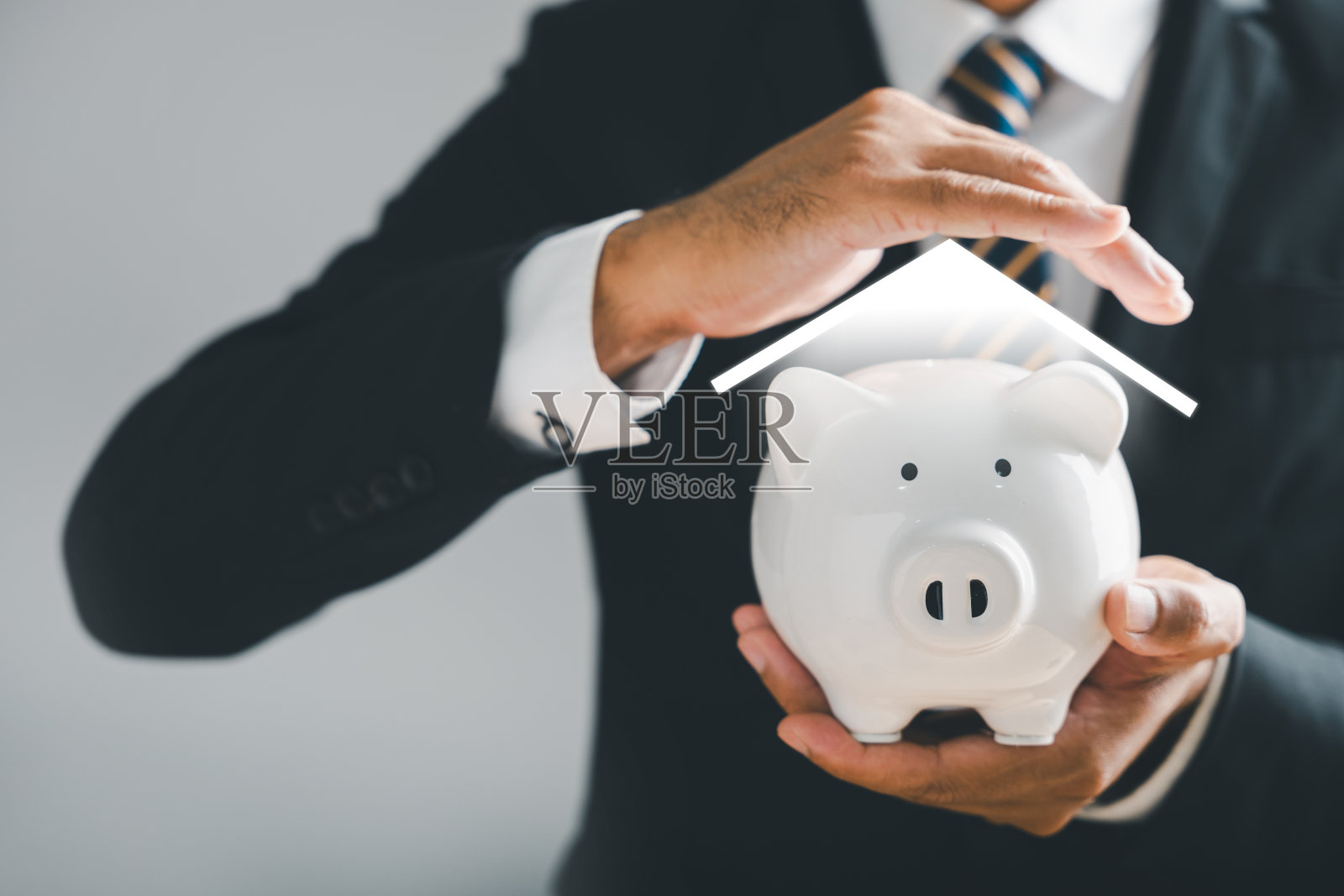 保护你的钱，保护男人的手盾存钱罐照片摄影图片