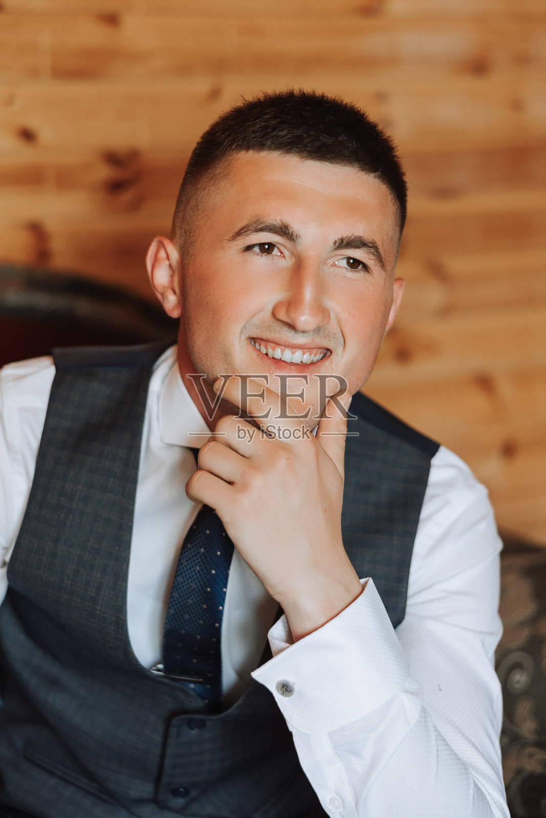 新郎为早上的婚礼做准备的时髦肖像。新郎的早晨。为新郎的早晨做准备。新郎穿上夹克。成熟男人自信的样子。照片摄影图片