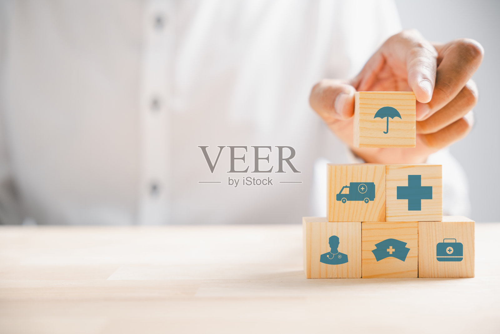 手持木块与图标医疗保健照片摄影图片