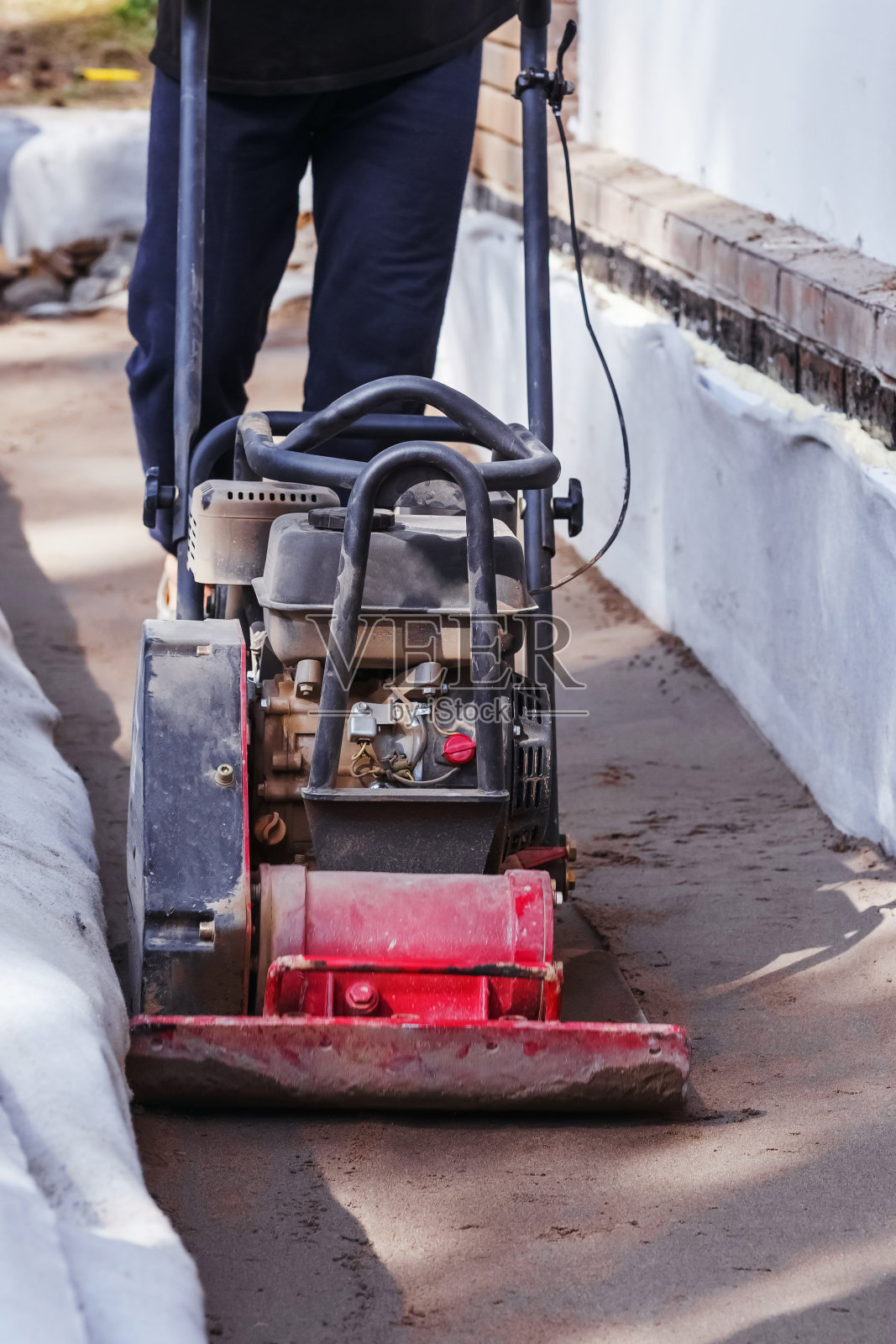 在金属网上加固花园小径，花园施工。照片摄影图片