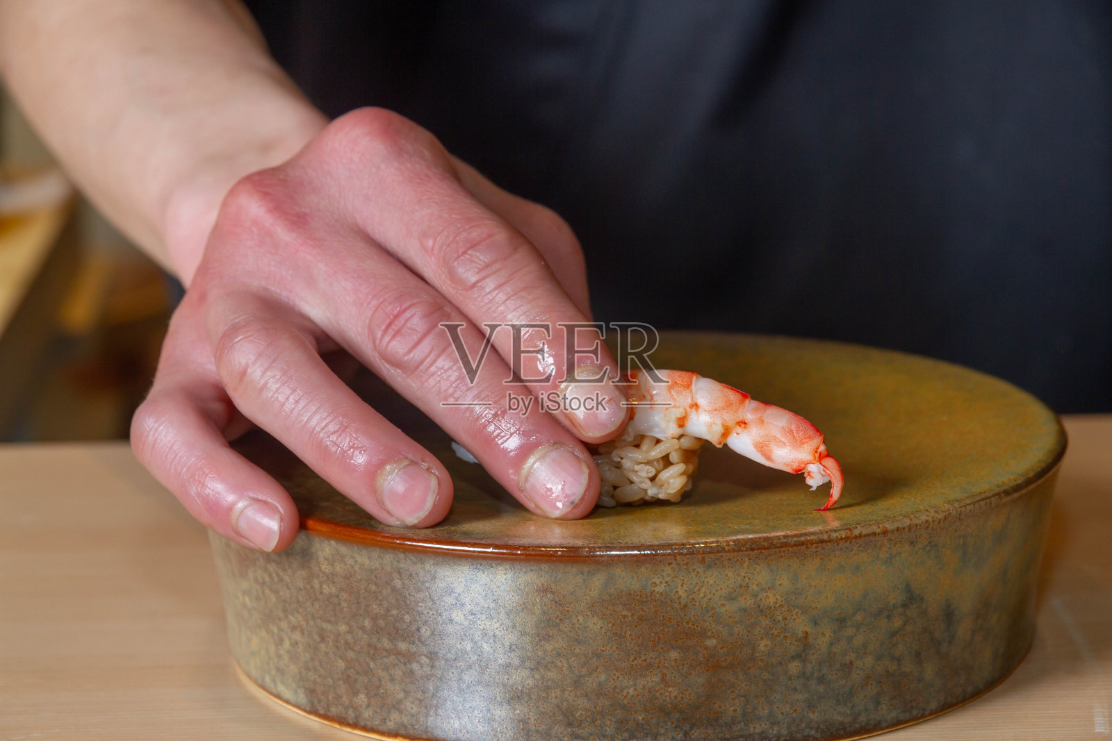 Itamae(厨师)做寿司-5。照片摄影图片