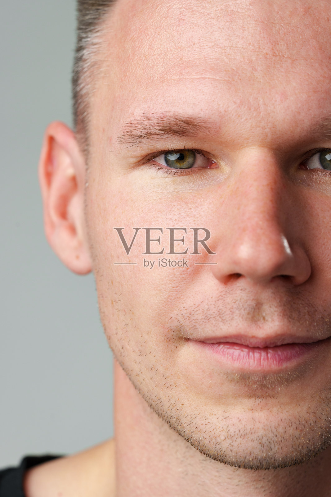 一个年轻人脸的特写镜头照片摄影图片