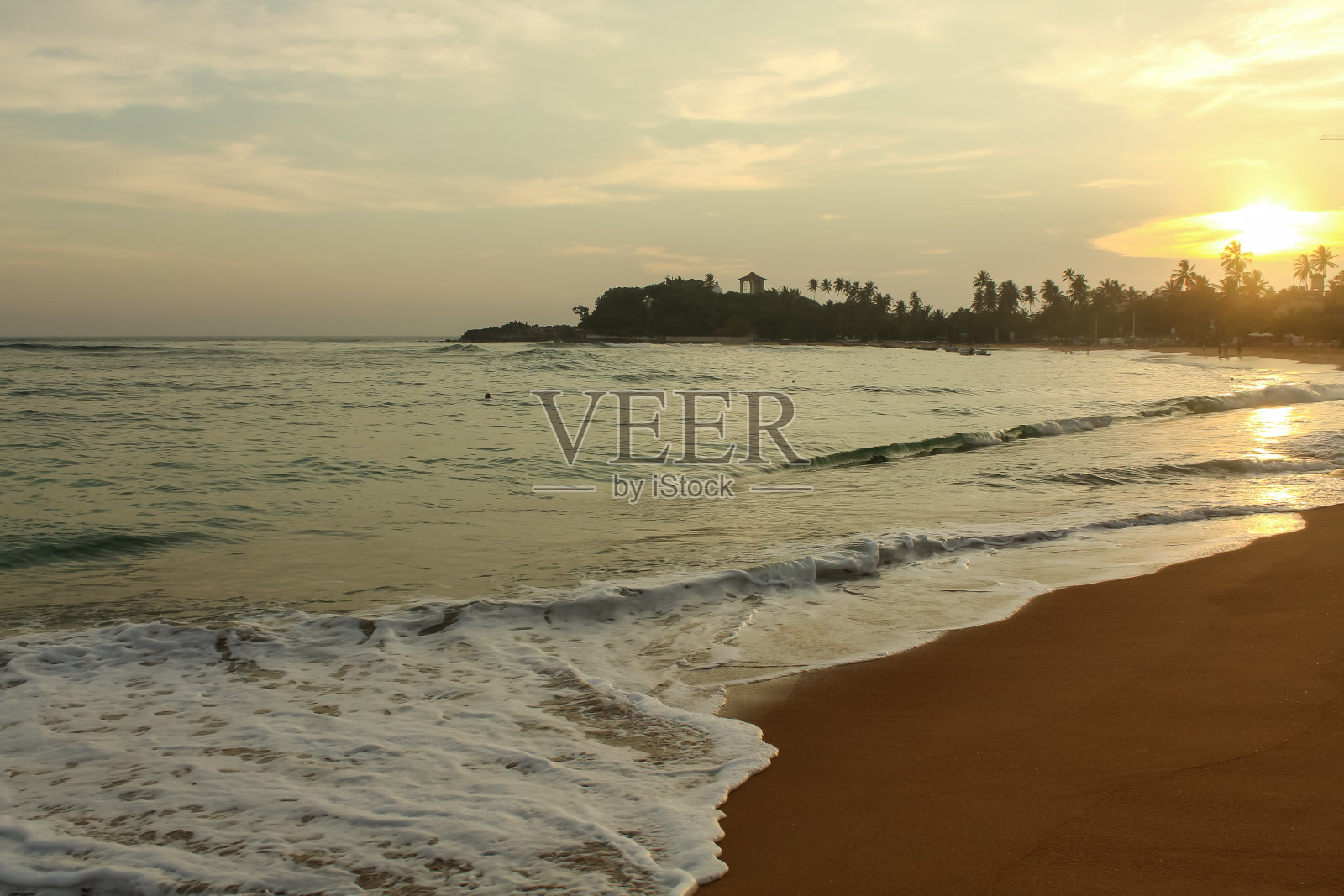 最受欢迎的乌纳瓦图纳海滩上有金色的沙滩和蓝色的海水照片摄影图片