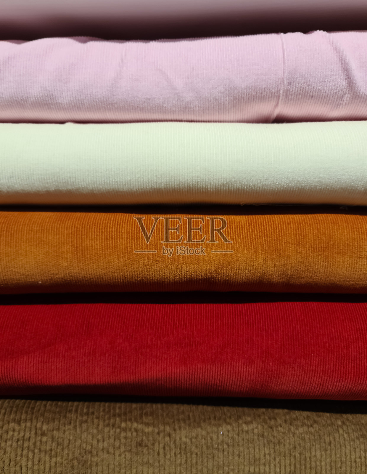 面料市场上不同颜色的布料和面料样品的详细特写照片摄影图片