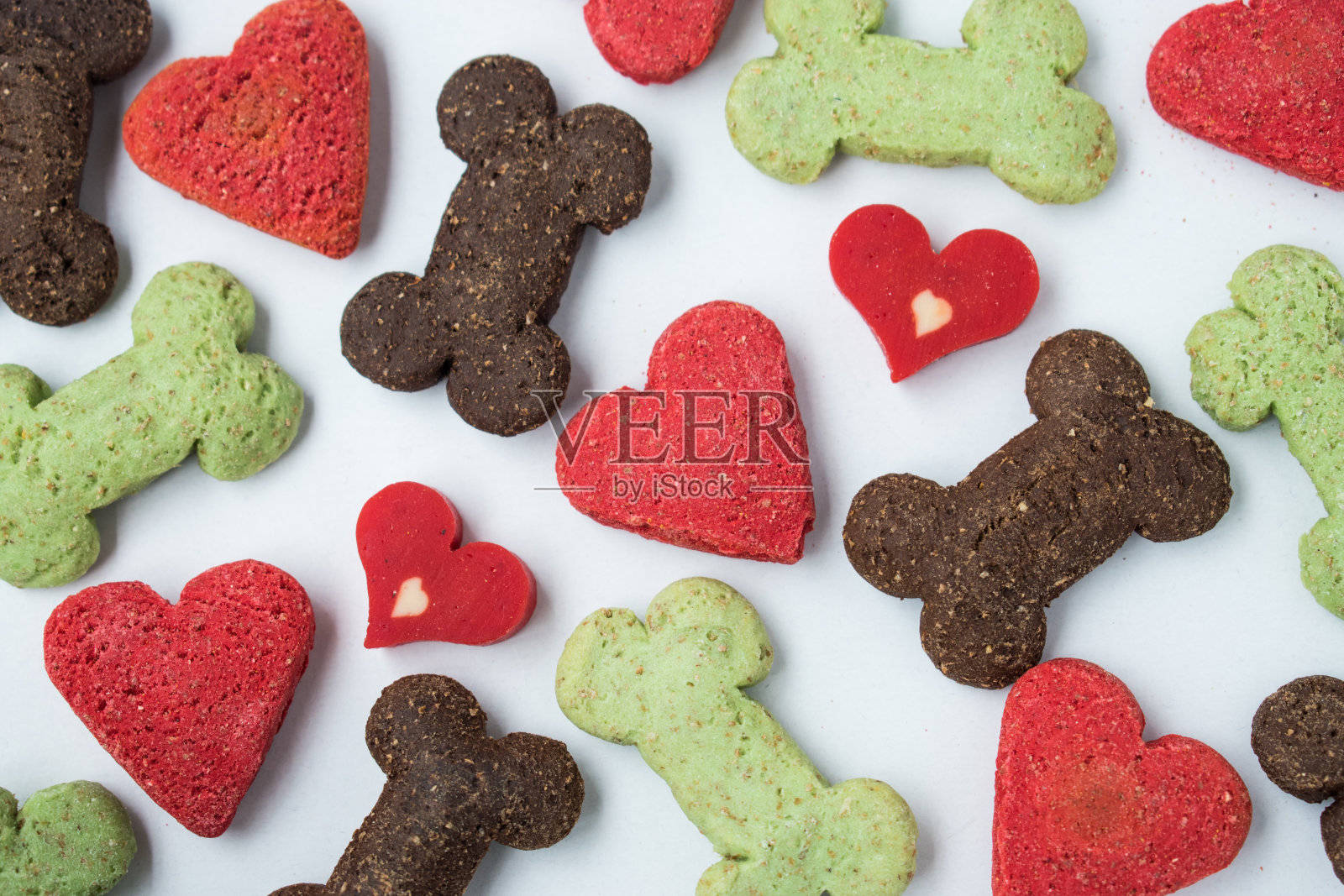心形和骨头形状的狗狗饼干照片摄影图片