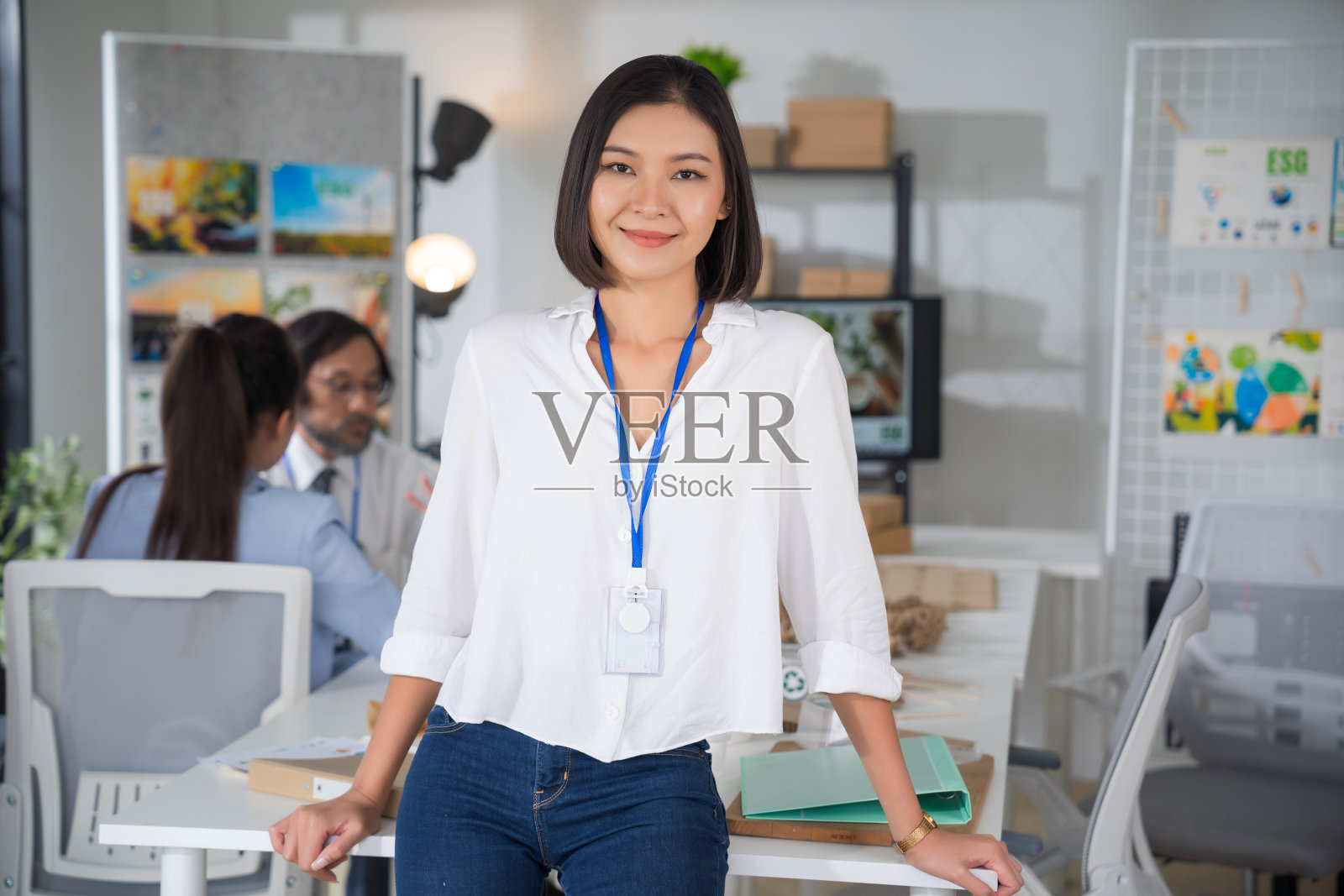 年轻的亚洲女性在现代办公室照片摄影图片