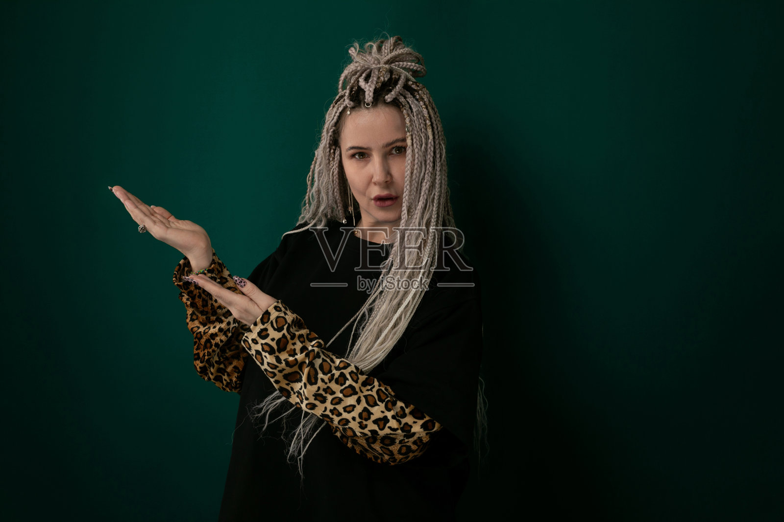 灰色头发和豹纹袖子的女人照片摄影图片