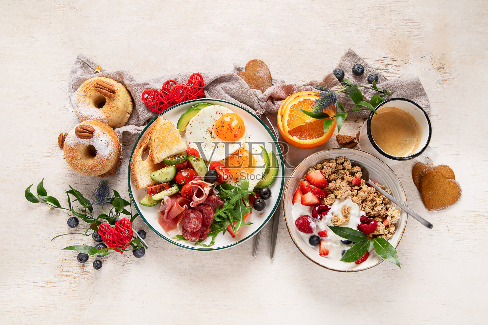 健康的早餐，有燕麦片、浆果、鸡蛋、培根和一杯咖啡。早上好照片摄影图片