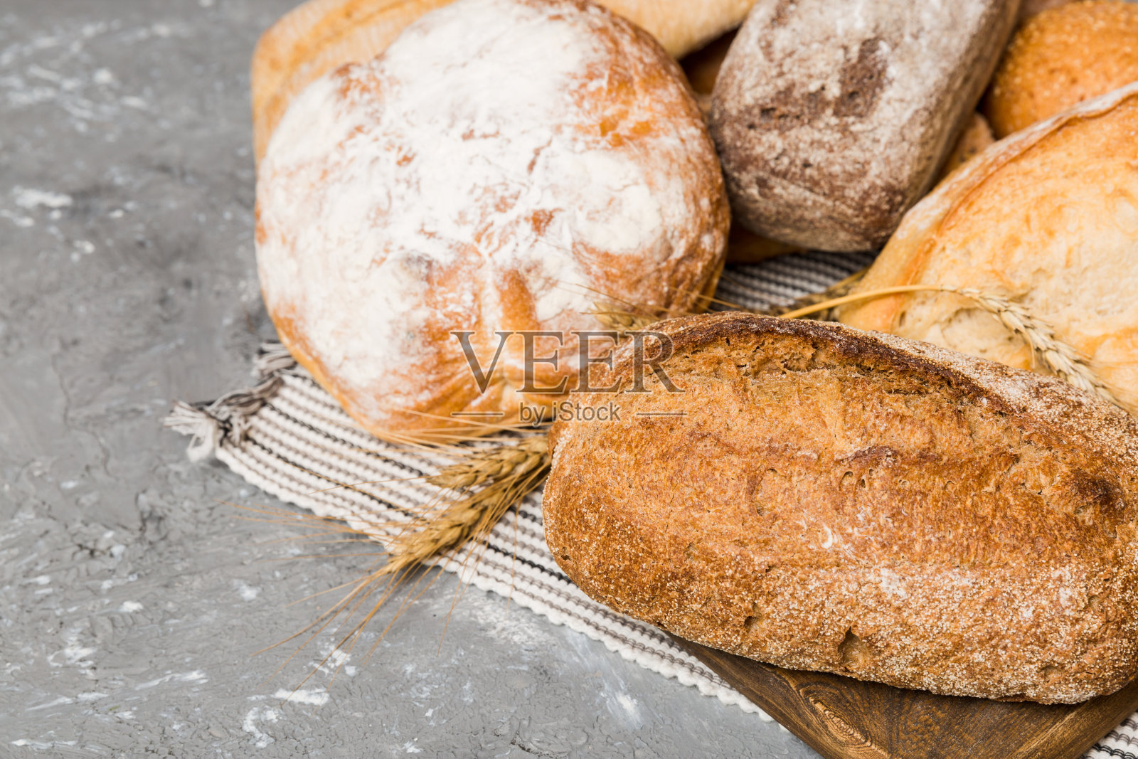 自制天然面包。以不同种类的新鲜面包为背景，用透视的方式观察与复制空间照片摄影图片