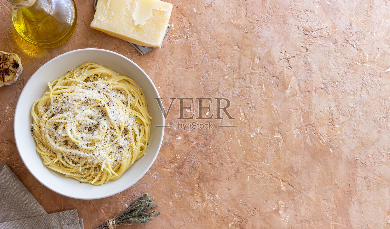 罗马意大利面加黑胡椒和奶酪的意大利面。谢谢大家。菜谱。照片摄影图片
