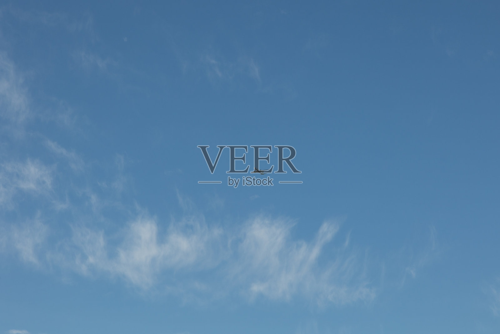 北欧美丽的春日天空。照片摄影图片