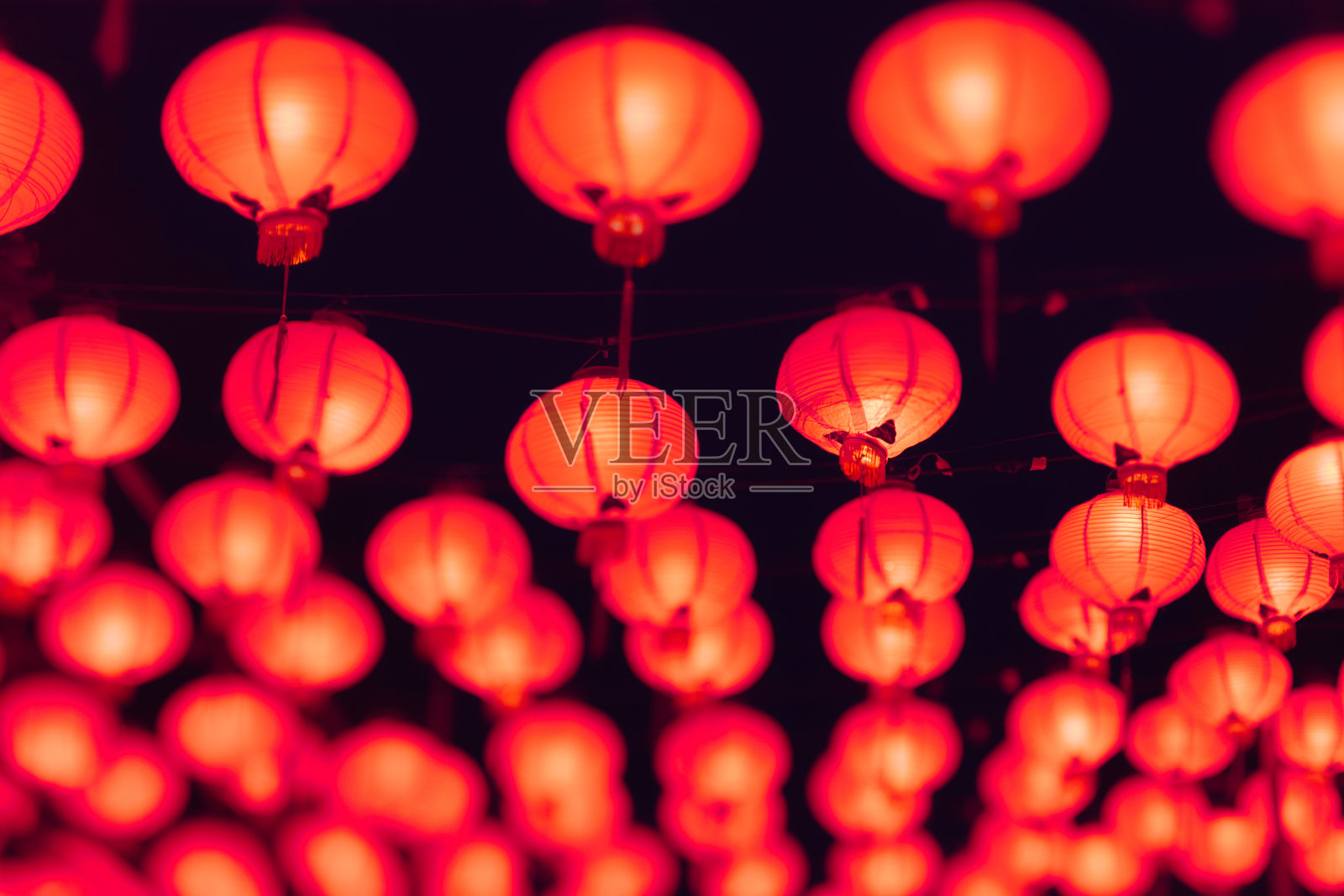 悬挂着传统的中国红灯笼照片摄影图片