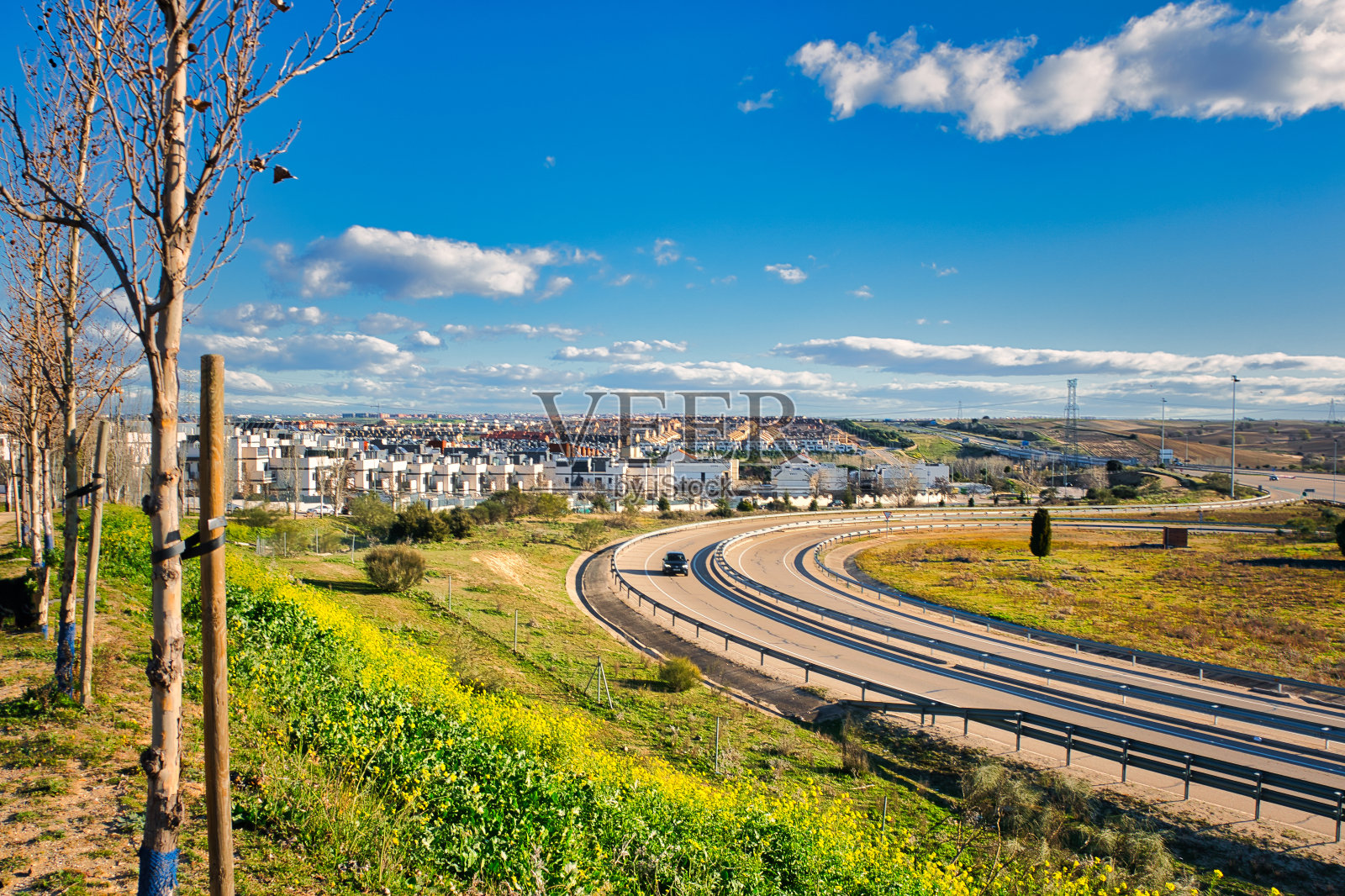 高速公路和家园。照片摄影图片