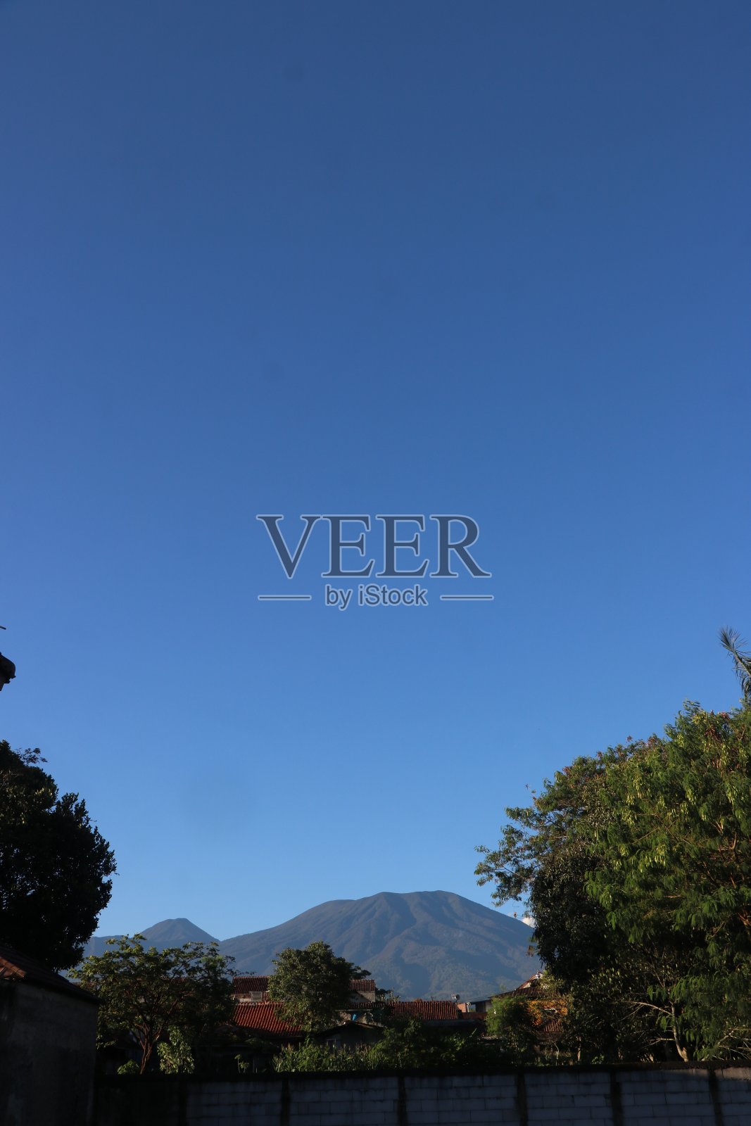 在一个阳光明媚的下午，pangango山景照片摄影图片