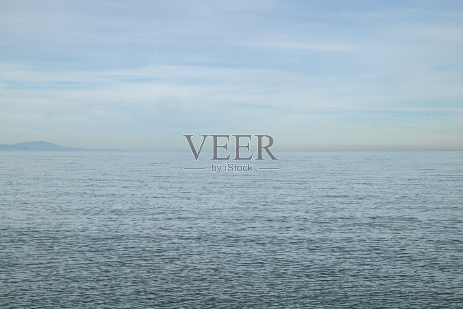 阴天看海，环境宁静平静，色彩柔和。照片摄影图片