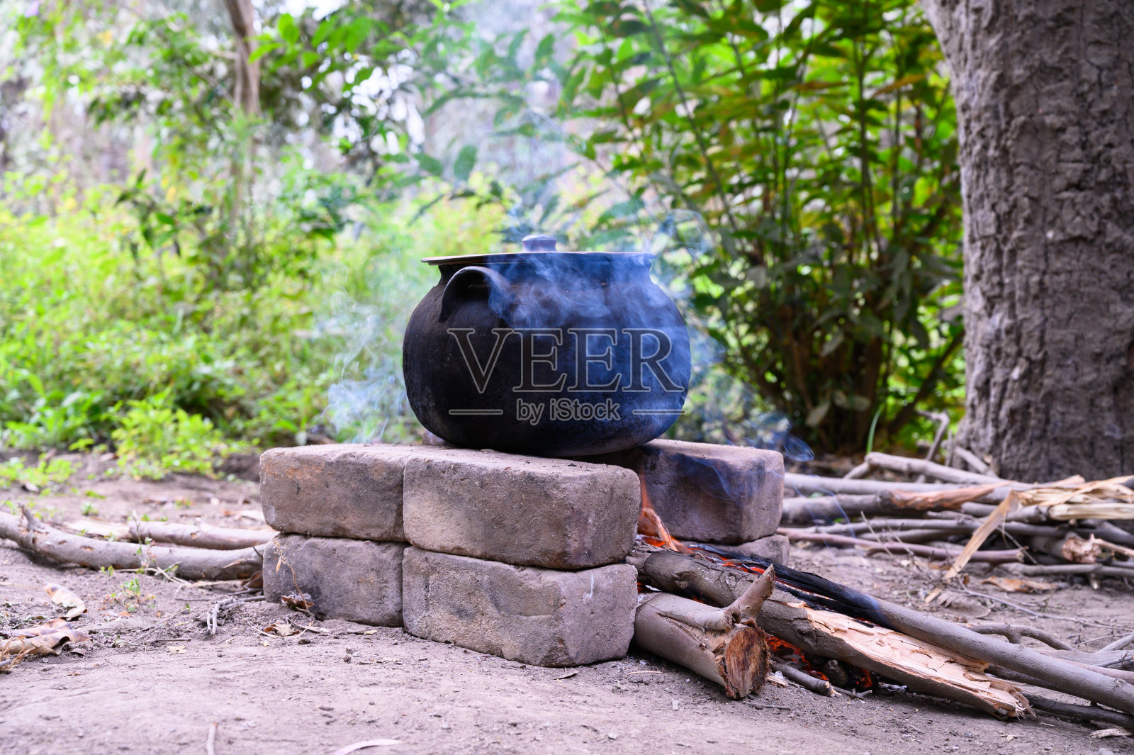 传统的户外烹饪，黑色的锅在火上照片摄影图片