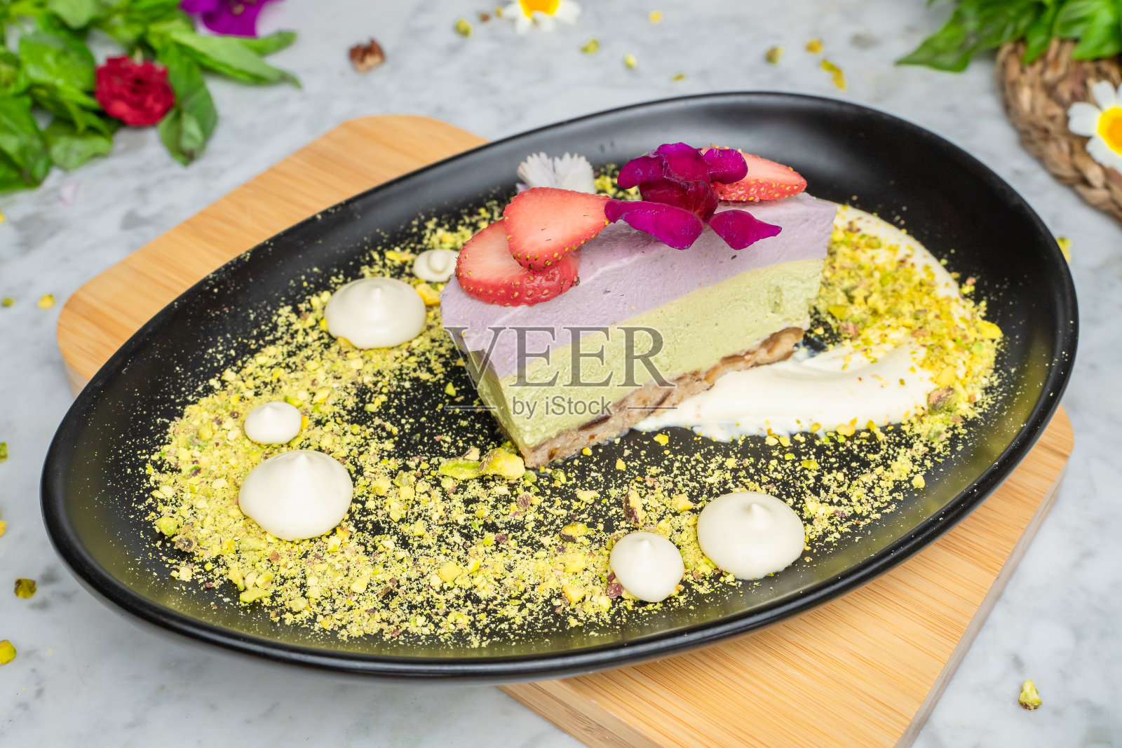 盘子里有食物，旁边还有一些花照片摄影图片