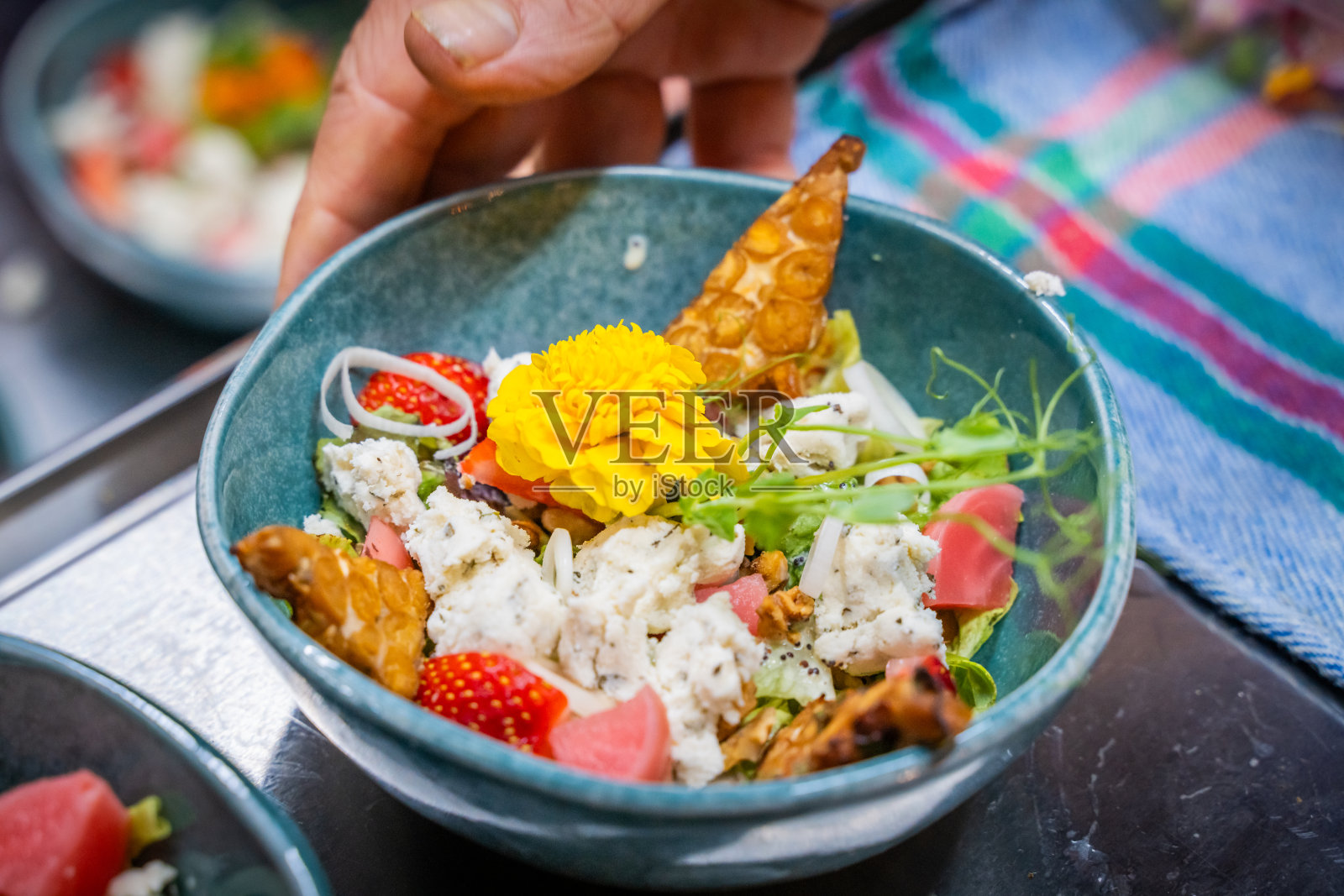 一碗食物的特写，上面有水果照片摄影图片