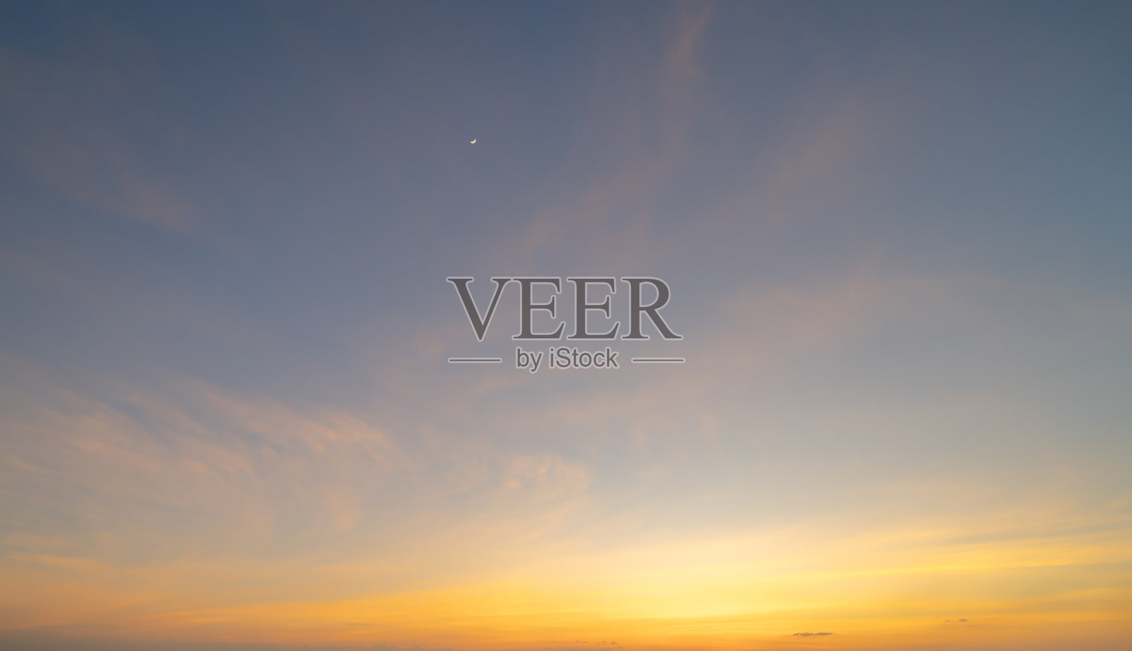 日落的天空。抽象的自然背景。黄昏时分，蓝色和橙色的彩云引人注目。照片摄影图片