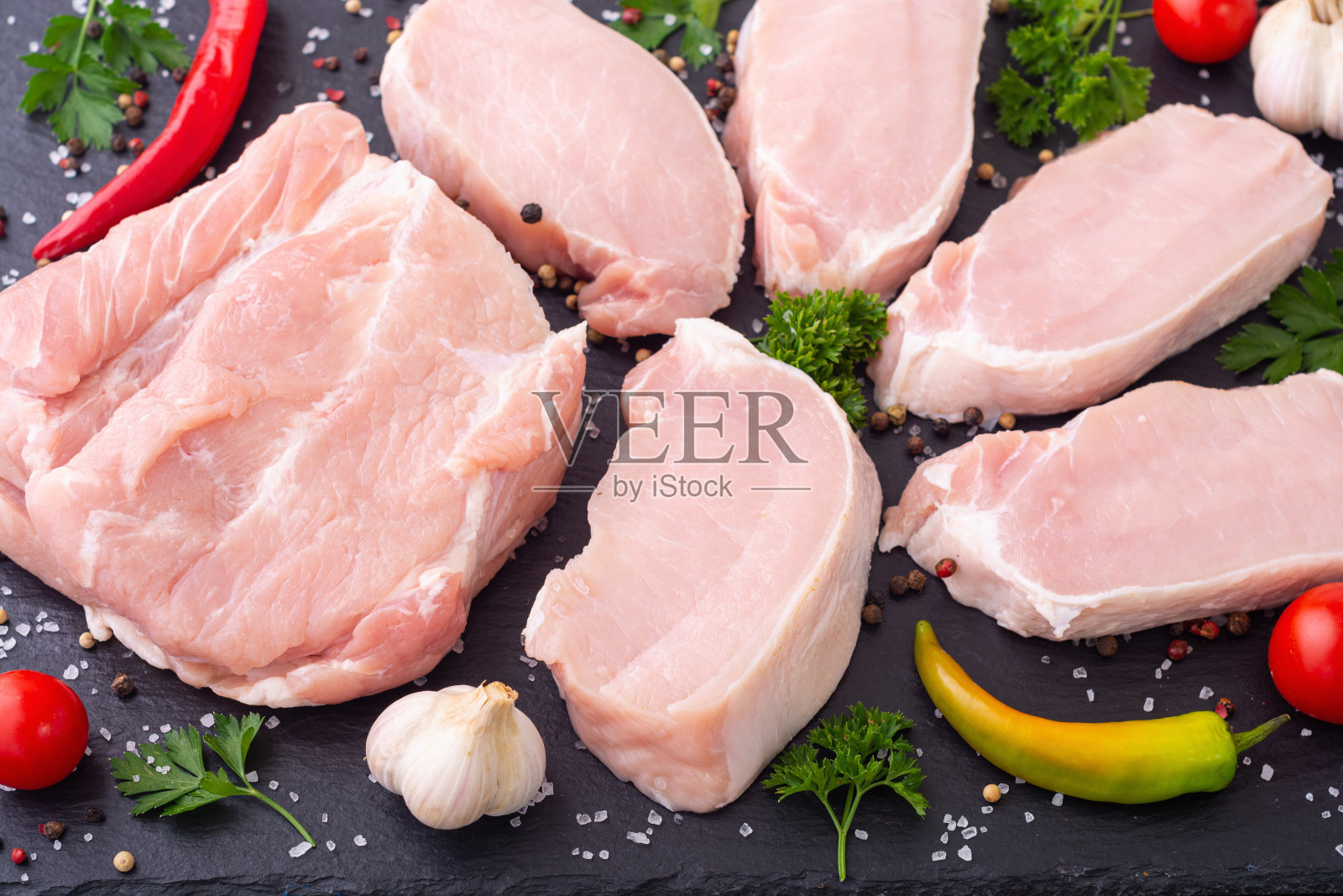 生猪肉、肉、牛排放在砧板上照片摄影图片