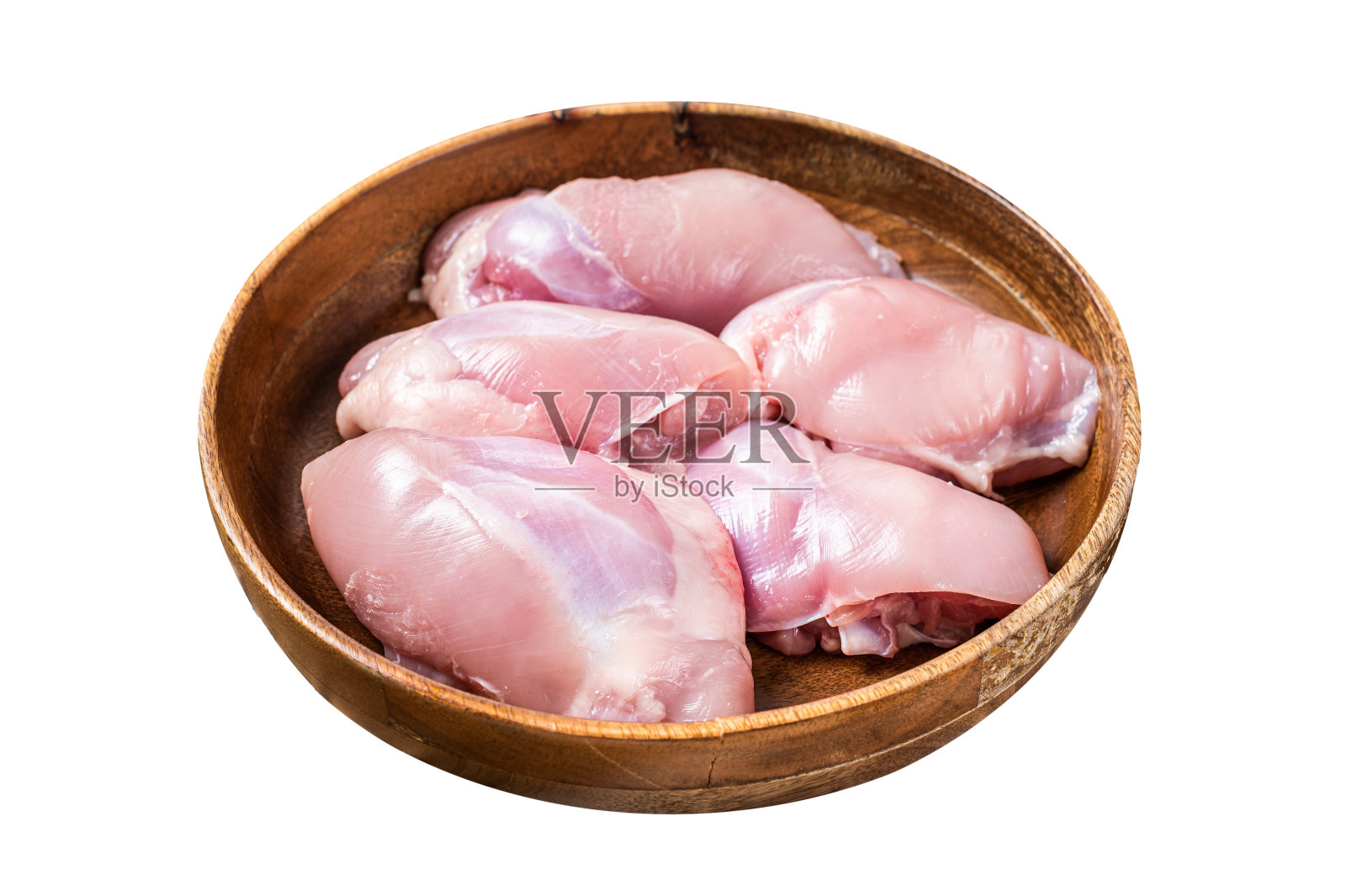新鲜鸡大腿肉，生的去骨去皮鱼片装在木盘里。孤立在白色背景上。前视图。照片摄影图片