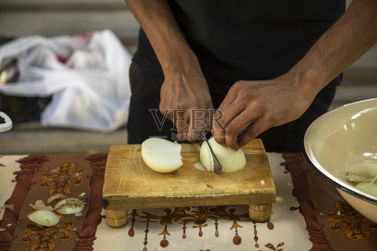 开始切一小块蔬菜照片摄影图片