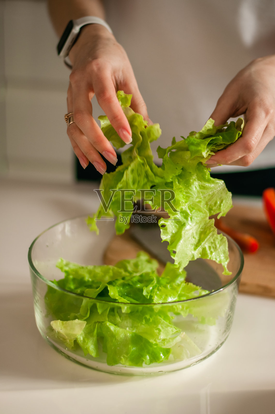 一个女孩正在准备一份新鲜蔬菜沙拉照片摄影图片