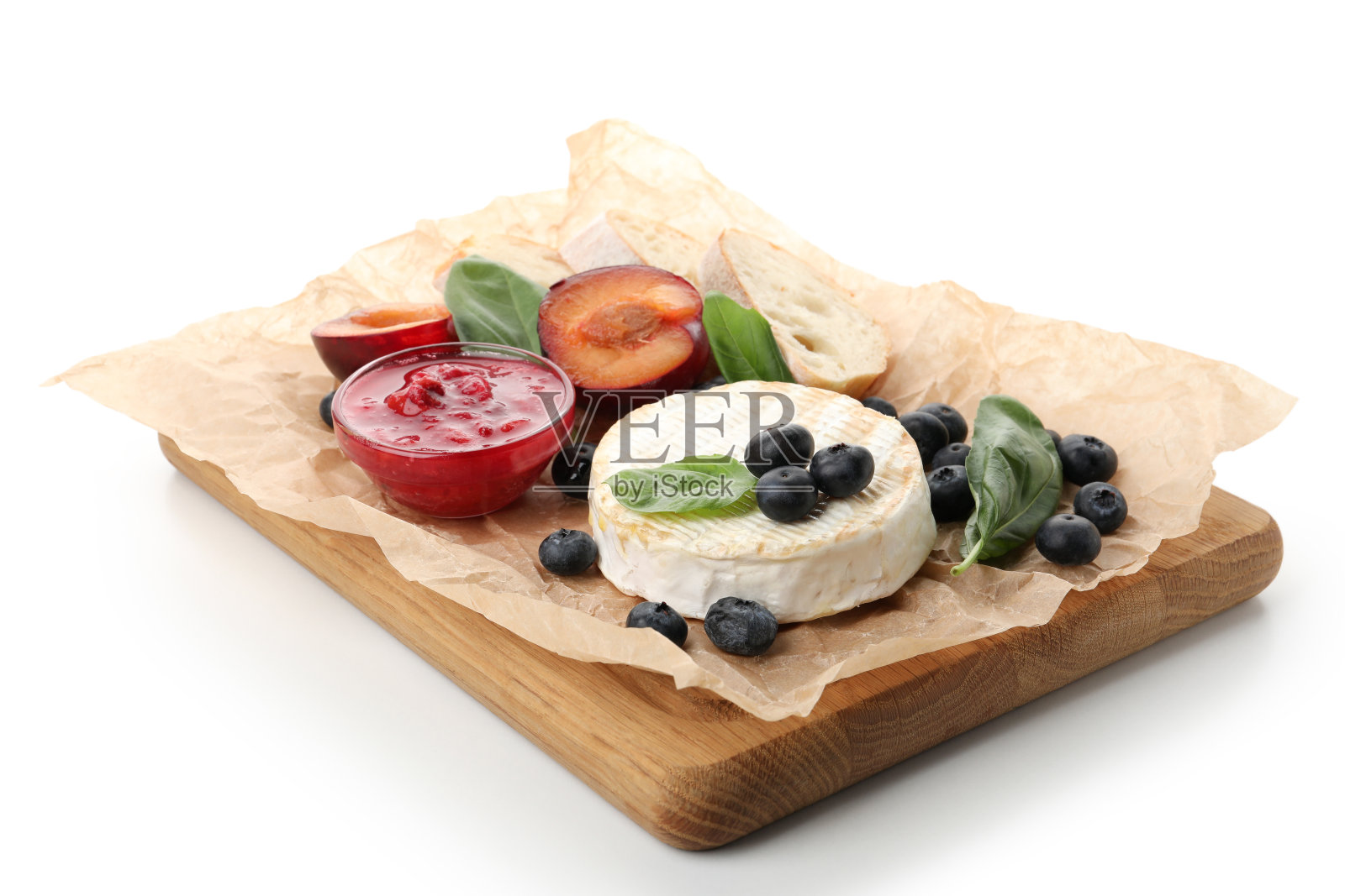 美味的食物的概念与烤卡门培尔孤立在白色的背景照片摄影图片