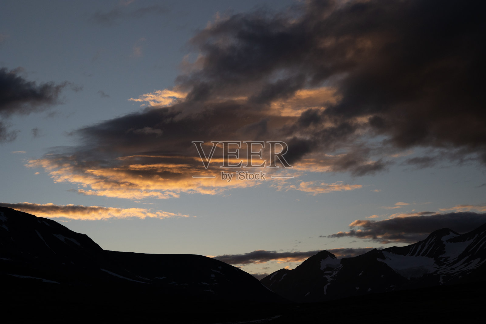 瑞典萨雷克国家公园的夜空引人注目。照片摄影图片