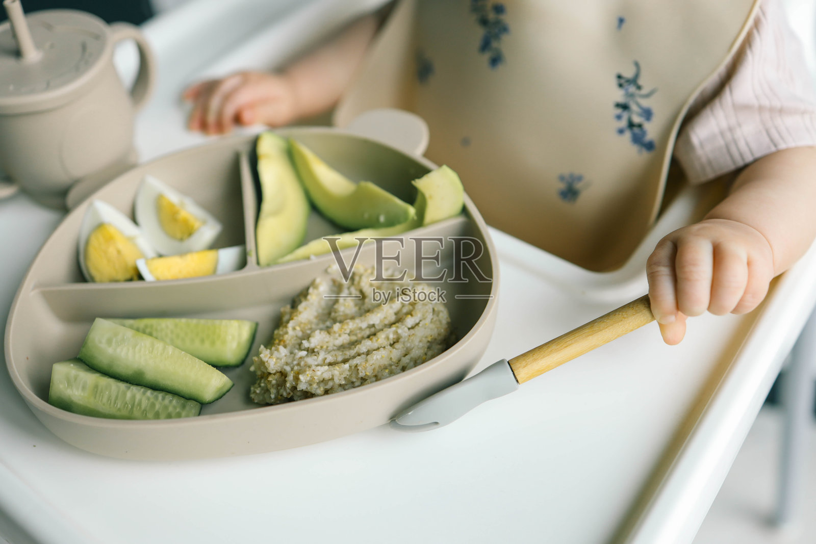 先吹宝宝食品，小宝宝用blw法吃有机蔬菜。婴儿吃健康食品。自我喂养照片摄影图片