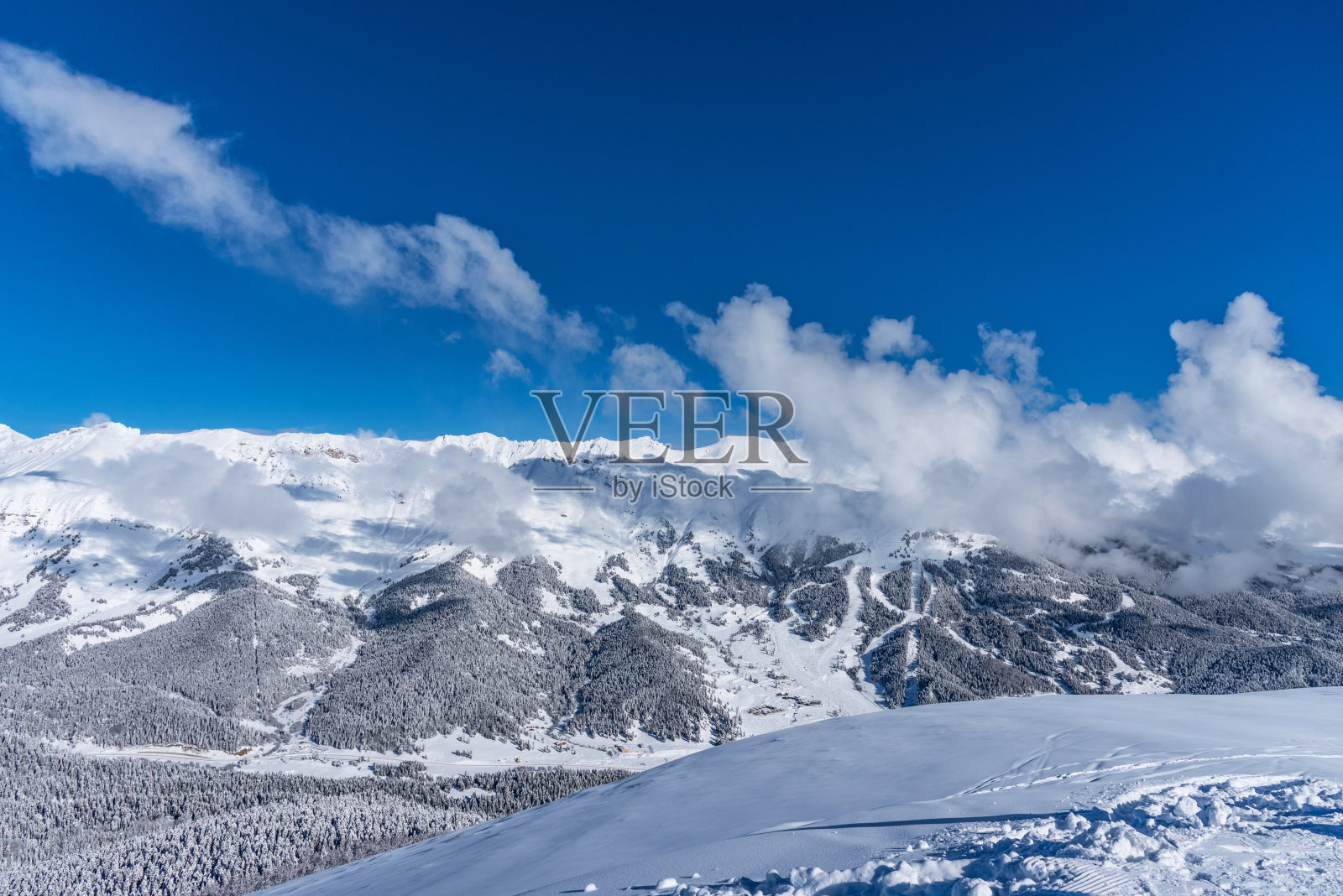 美丽的景观阿尔赫兹滑雪胜地与山，雪，森林在阳光明媚的冬日。高加索山脉，俄罗斯。照片摄影图片