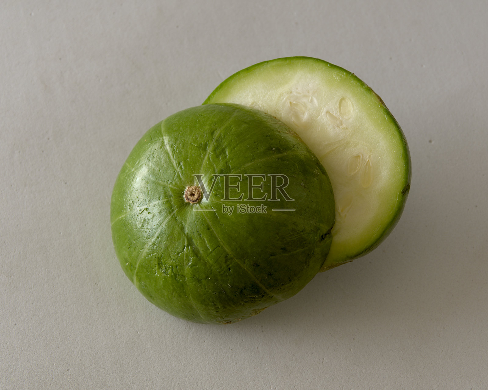 白底青瓜切半照片摄影图片