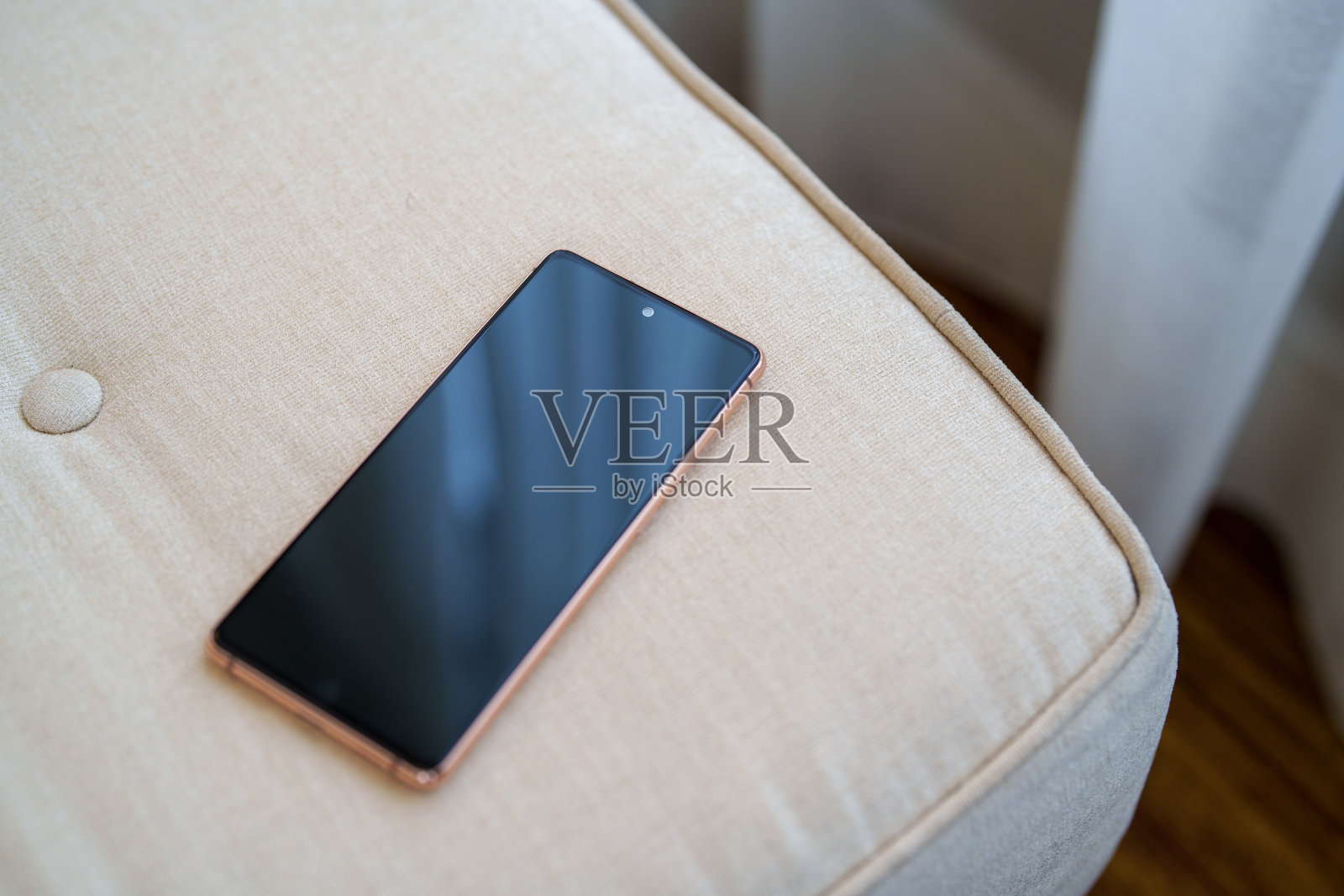 把手机放在沙发上，高角度看。照片摄影图片
