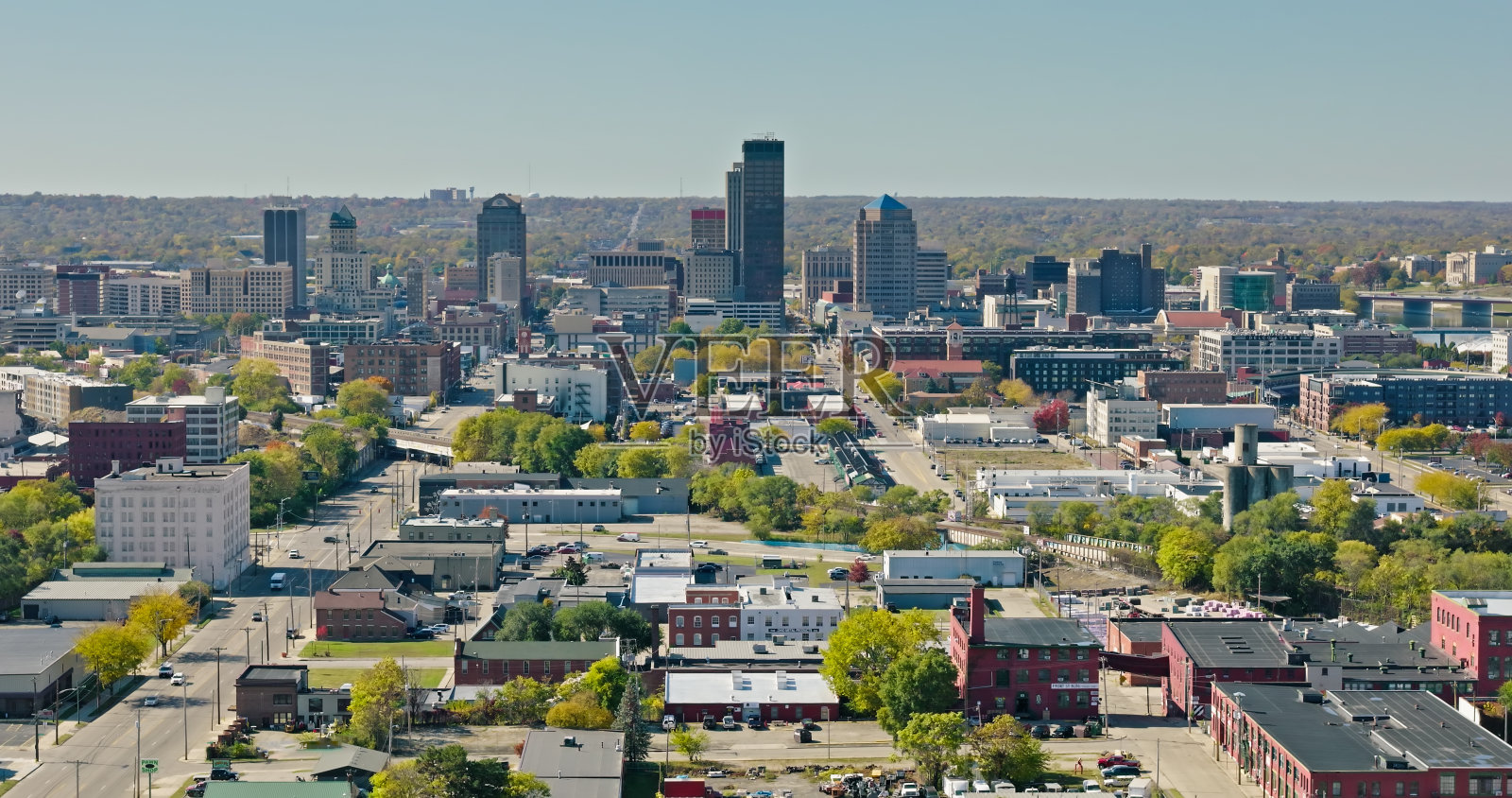 在秋天晴朗的一天，代顿市中心的天际线照片摄影图片