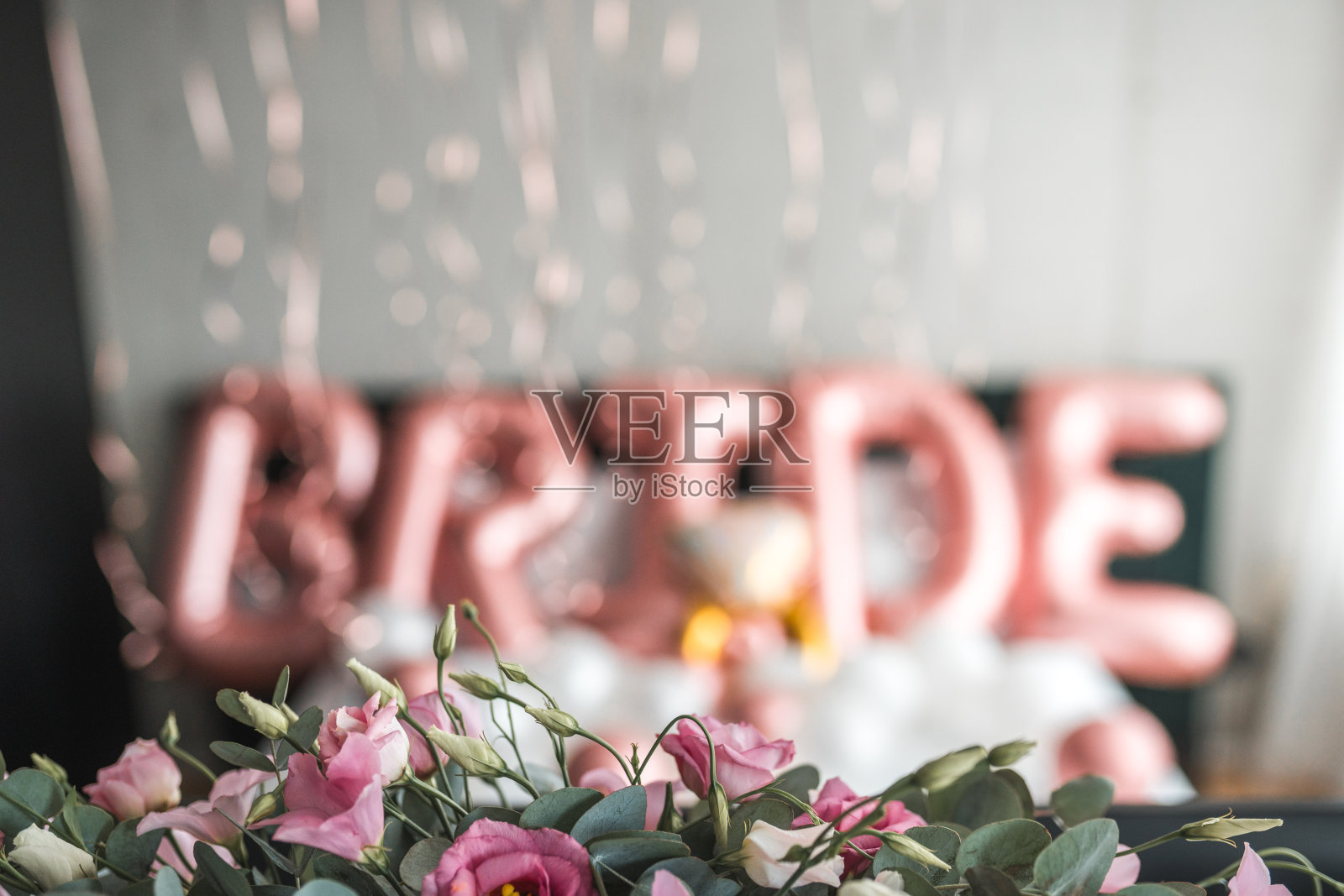 酒店床上迷人的气球装饰和花束照片摄影图片